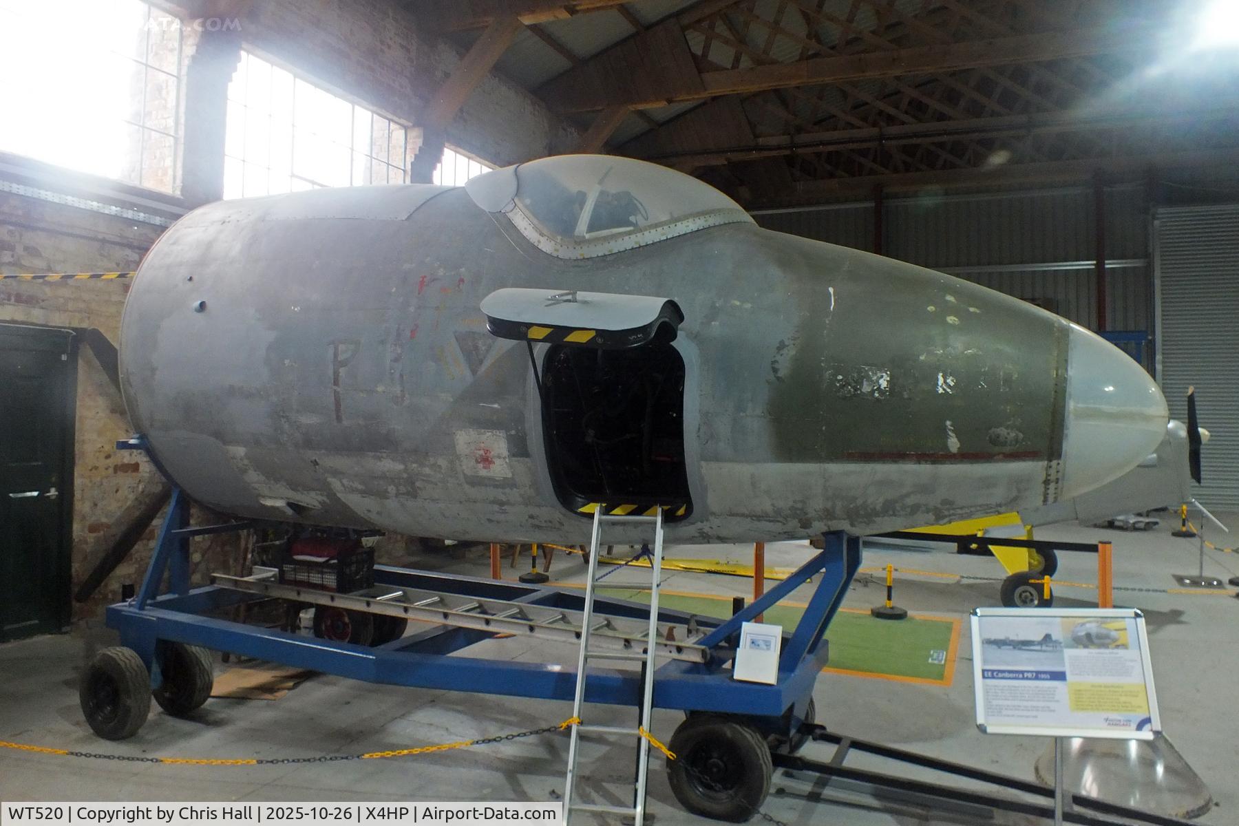 WT520, 1955 English Electric Canberra PR.7 C/N 71413, Hooton Park 26/10/25 WT520, 1955 English Electric Canberra PR.7 C/N 71413, Hooton Park 26/10/25