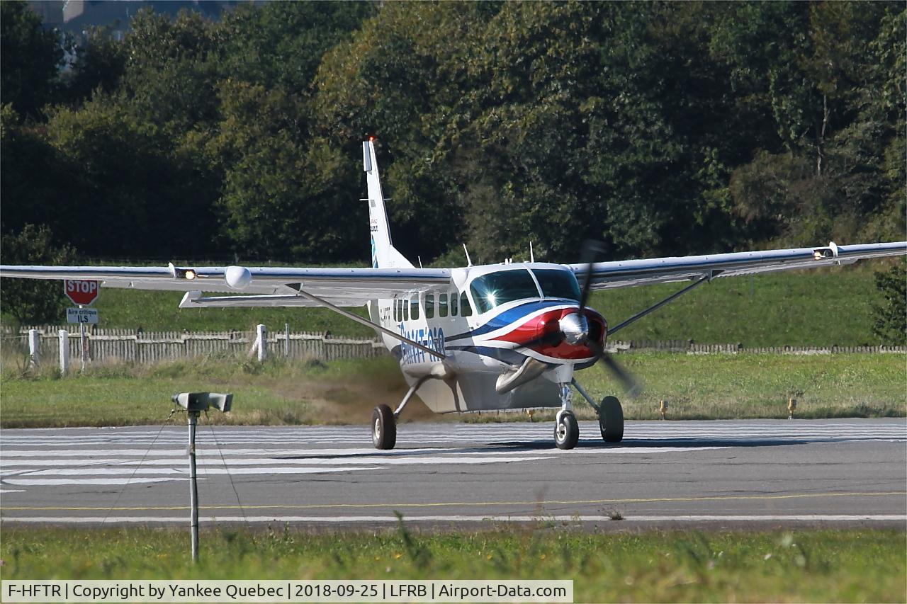 F-HFTR, 2008 Cessna 208B Grand Caravan C/N 208B-2041, Lining up rwy 07R, Brest-Bretagne airport (LFRB-BES)