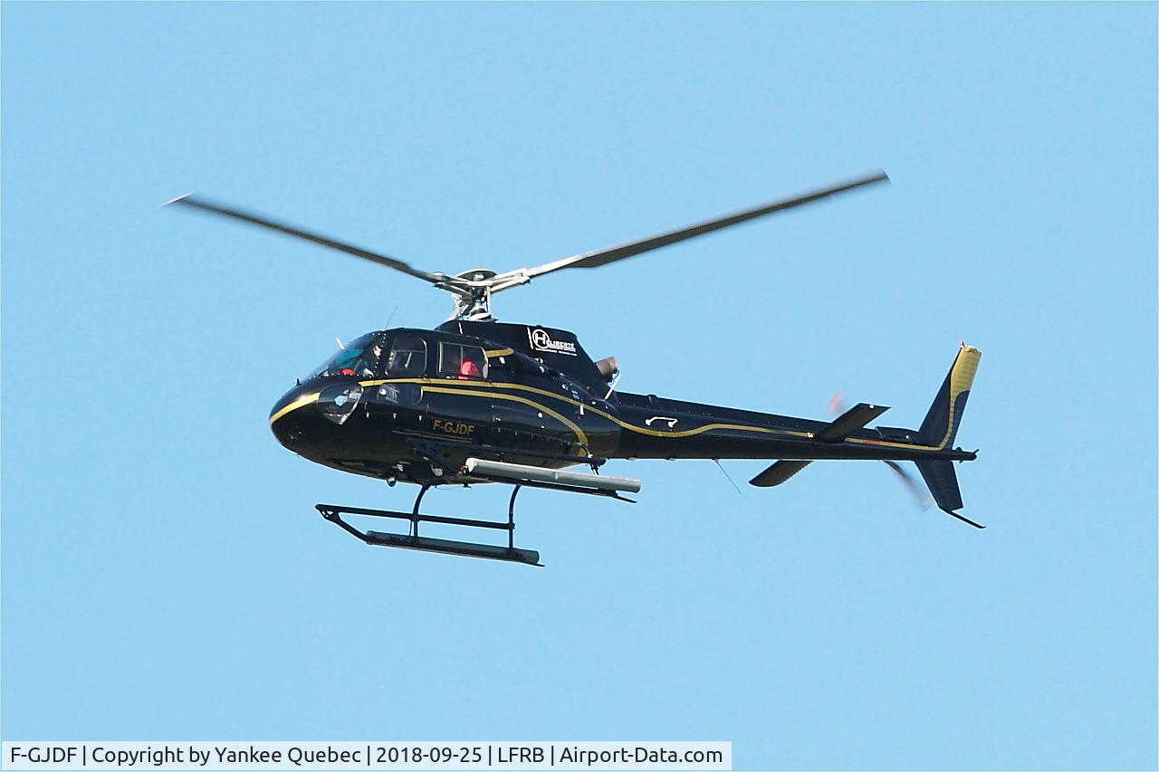 F-GJDF, Eurocopter AS-350B-2 Ecureuil Ecureuil C/N 2642, Flight over Brest-Bretagne airport (LFRB-BES)