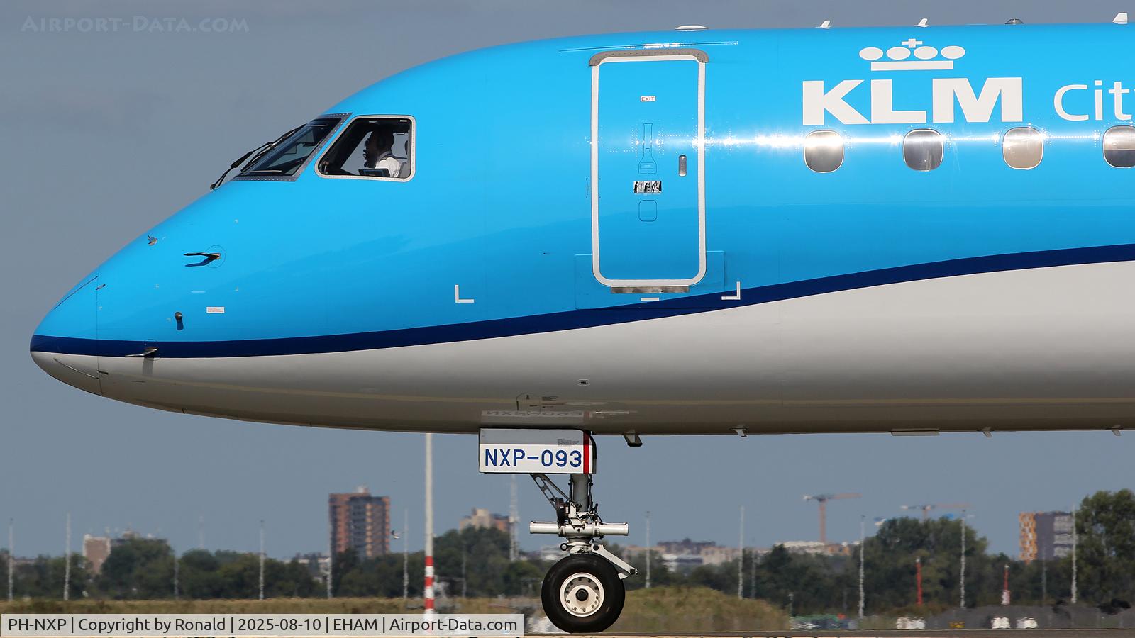 PH-NXP, 2023 Embraer E195-E2 (ERJ 190-400 STD) C/N 19020093, at spl