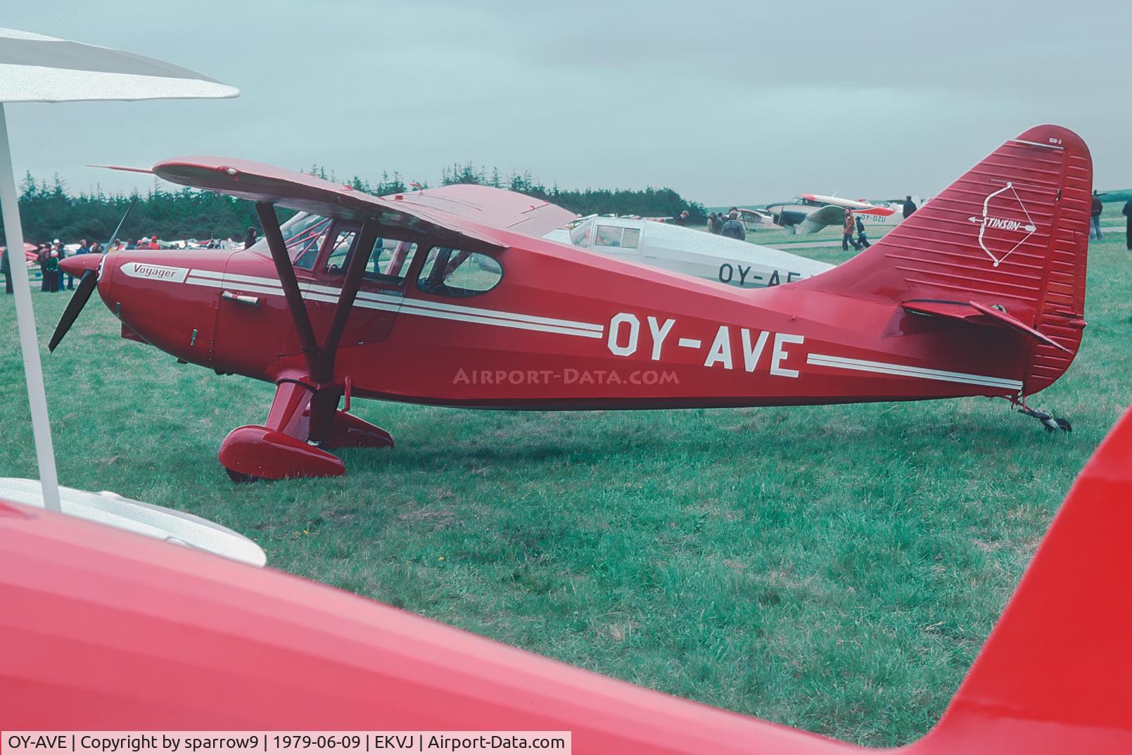 OY-AVE, 1949 Stinson 108-3 Voyager C/N 108-4874, KZ-Rally 1979. Scanned from a slide.