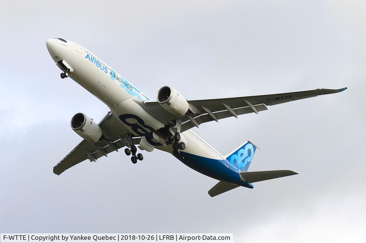 F-WTTE, 2017 Airbus A330-941N C/N 1812, Take off rwy 25L, Brest-Bretagne airport (LFRB-BES)