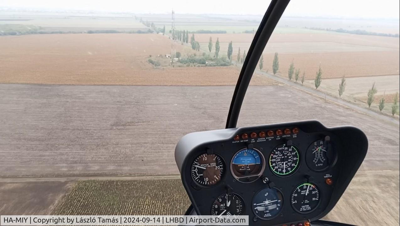 HA-MIY, Robinson Helicopter Comp. R44 Raven 2 C/N 12524, Flying towards Székesfehérvár...