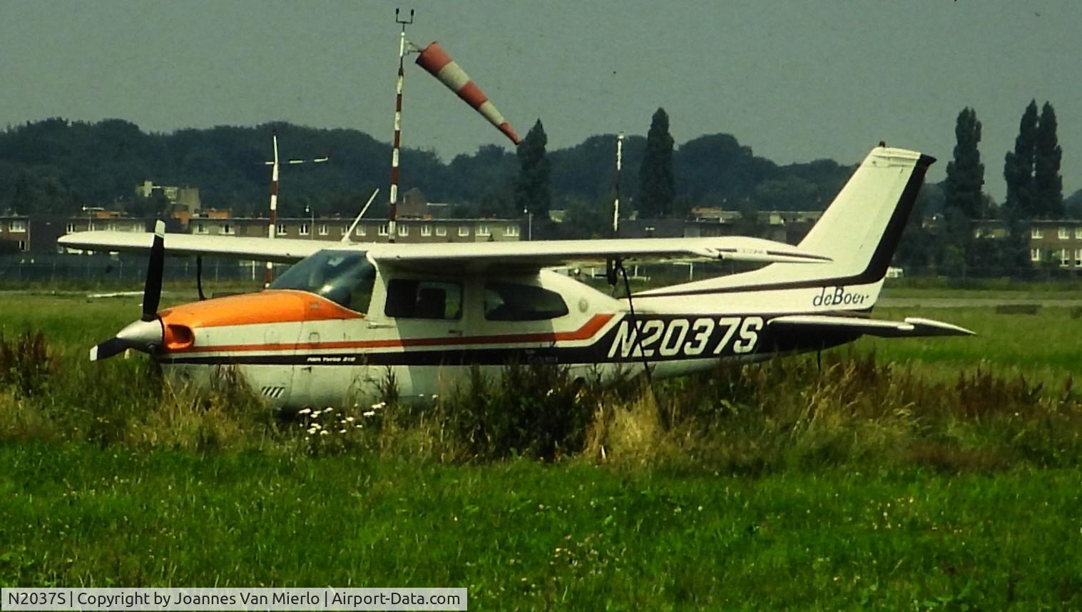 N2037S, 1975 Cessna T210L Turbo Centurion C/N 21061005, ex-slide