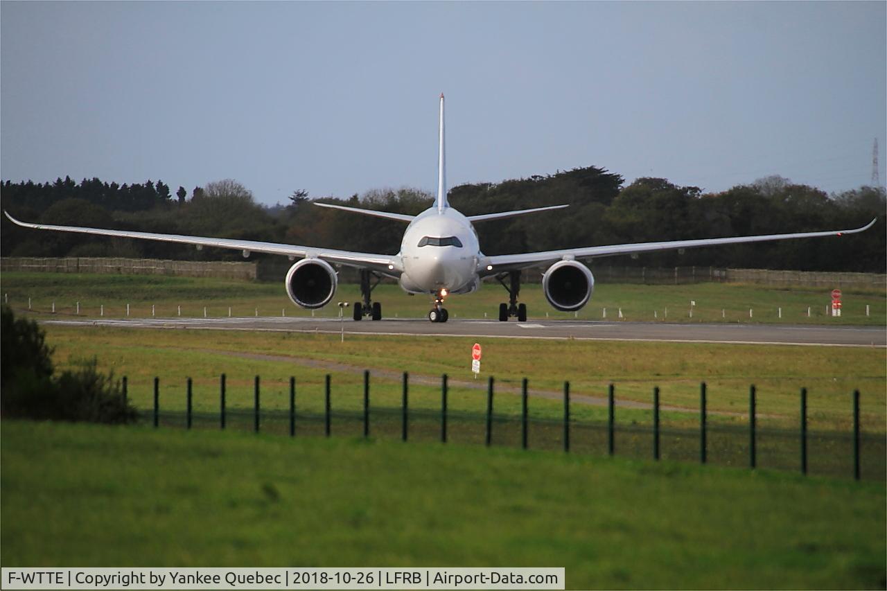 F-WTTE, 2017 Airbus A330-941N C/N 1812, Lining up rwy 07R, Brest-Bretagne airport (LFRB-BES)
