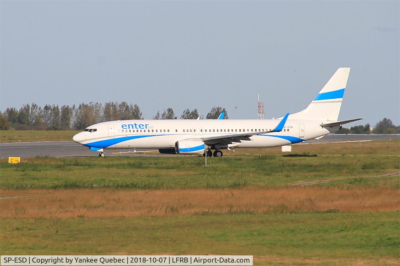 SP-ESD, 2002 Boeing 737-8AS C/N 29934, Taxiing to rwy 07R, Brest-Bretagne airport (LFRB-BES)