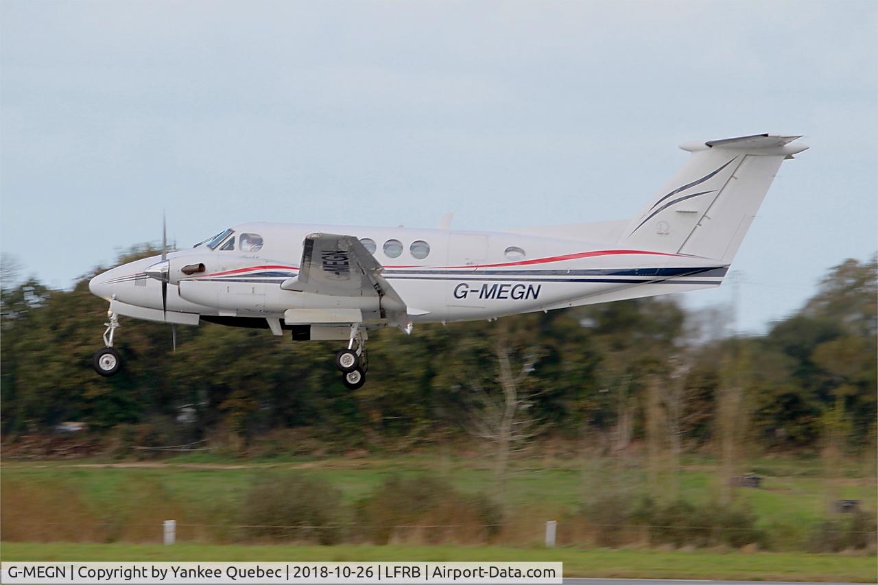 G-MEGN, 1995 Beech B200 Super King Air King Air C/N BB-1518, Landing rwy 25L, Brest-Bretagne airport (LFRB-BES)