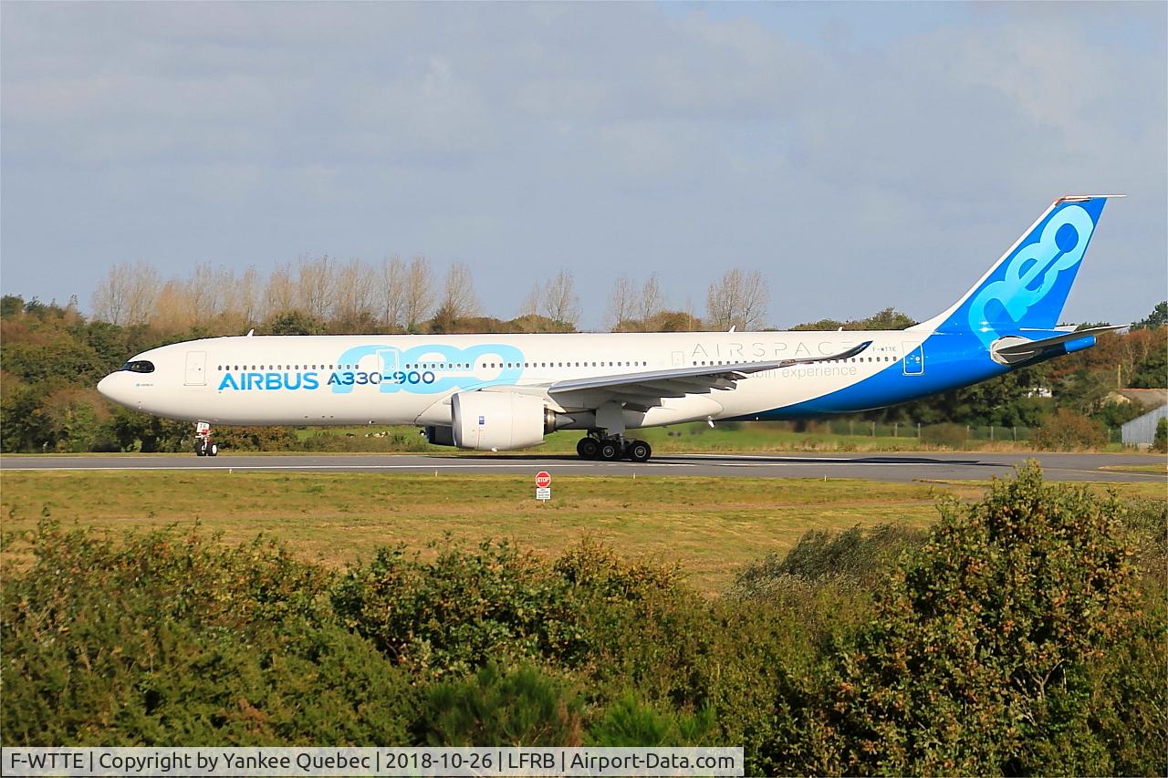 F-WTTE, 2017 Airbus A330-941N C/N 1812, Lining up rwy 25L, Brest-Bretagne airport (LFRB-BES)