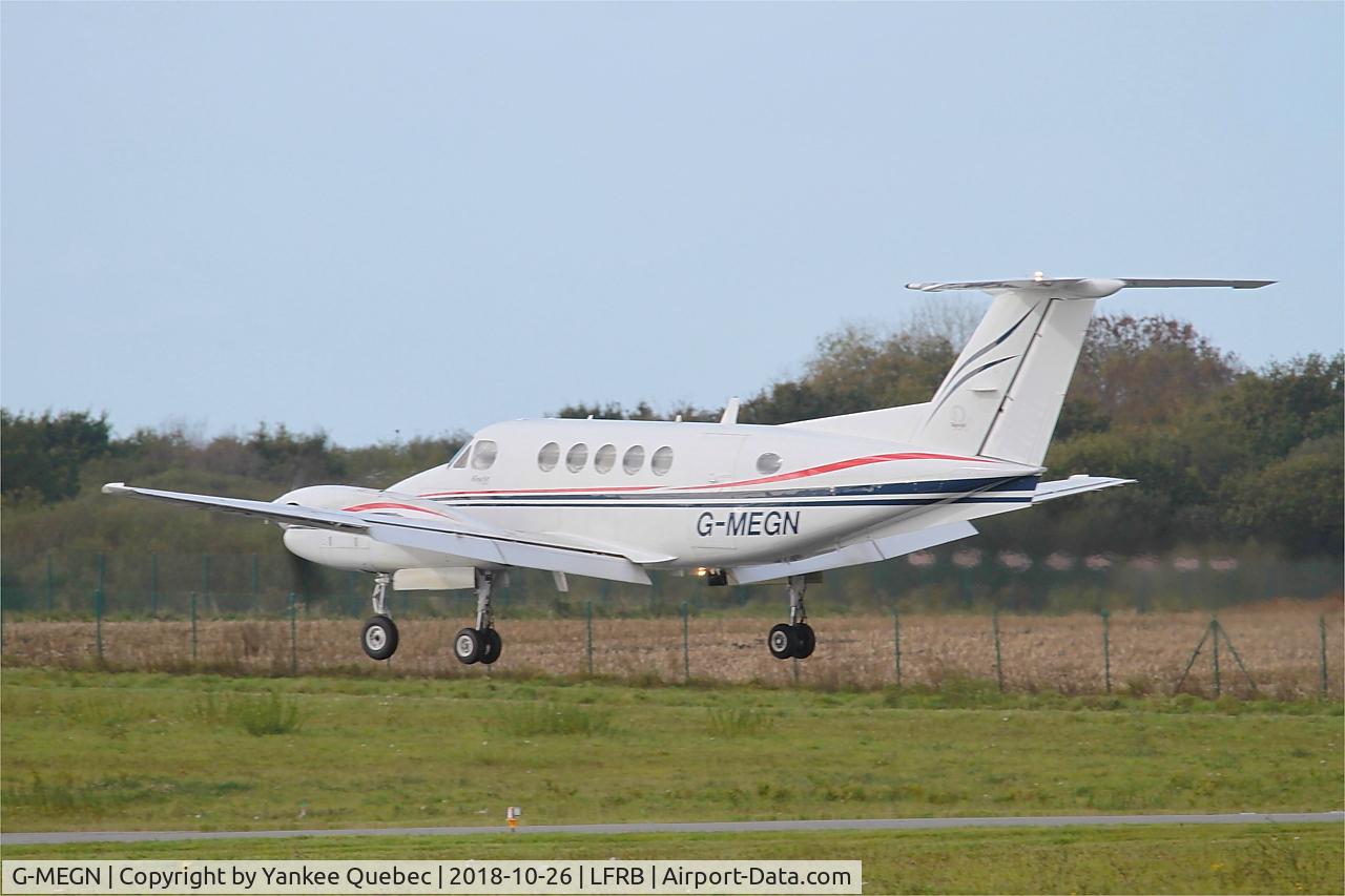 G-MEGN, 1995 Beech B200 Super King Air King Air C/N BB-1518, Landing rwy 25L, Brest-Bretagne airport (LFRB-BES)