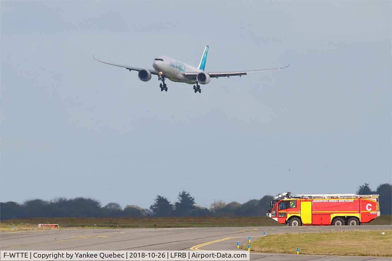 F-WTTE, 2017 Airbus A330-941N C/N 1812, Short approach rwy 25L, Brest-Bretagne airport (LFRB-BES)