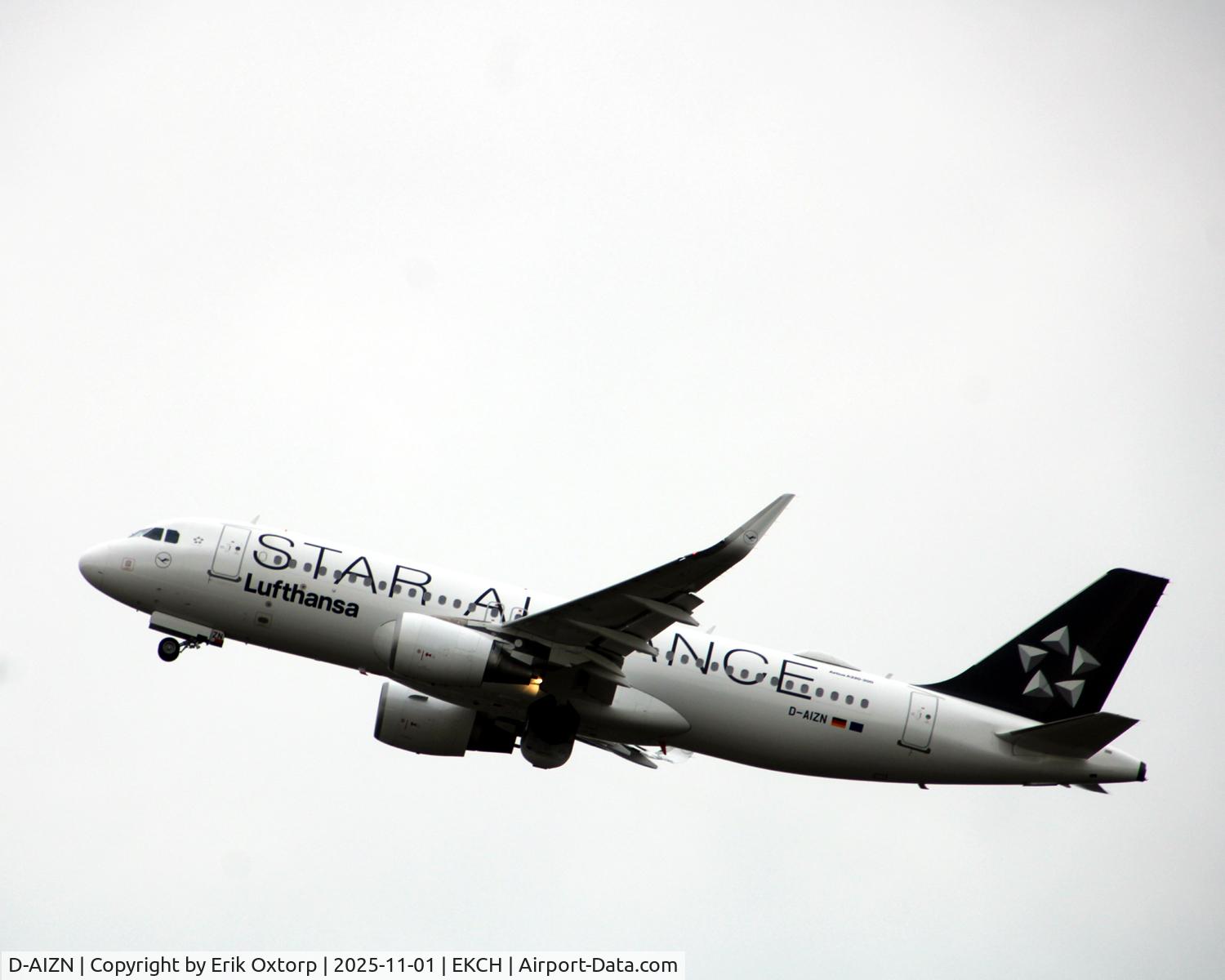 D-AIZN, 2012 Airbus A320-214 C/N 5425, D-AIZN landing rw 22L