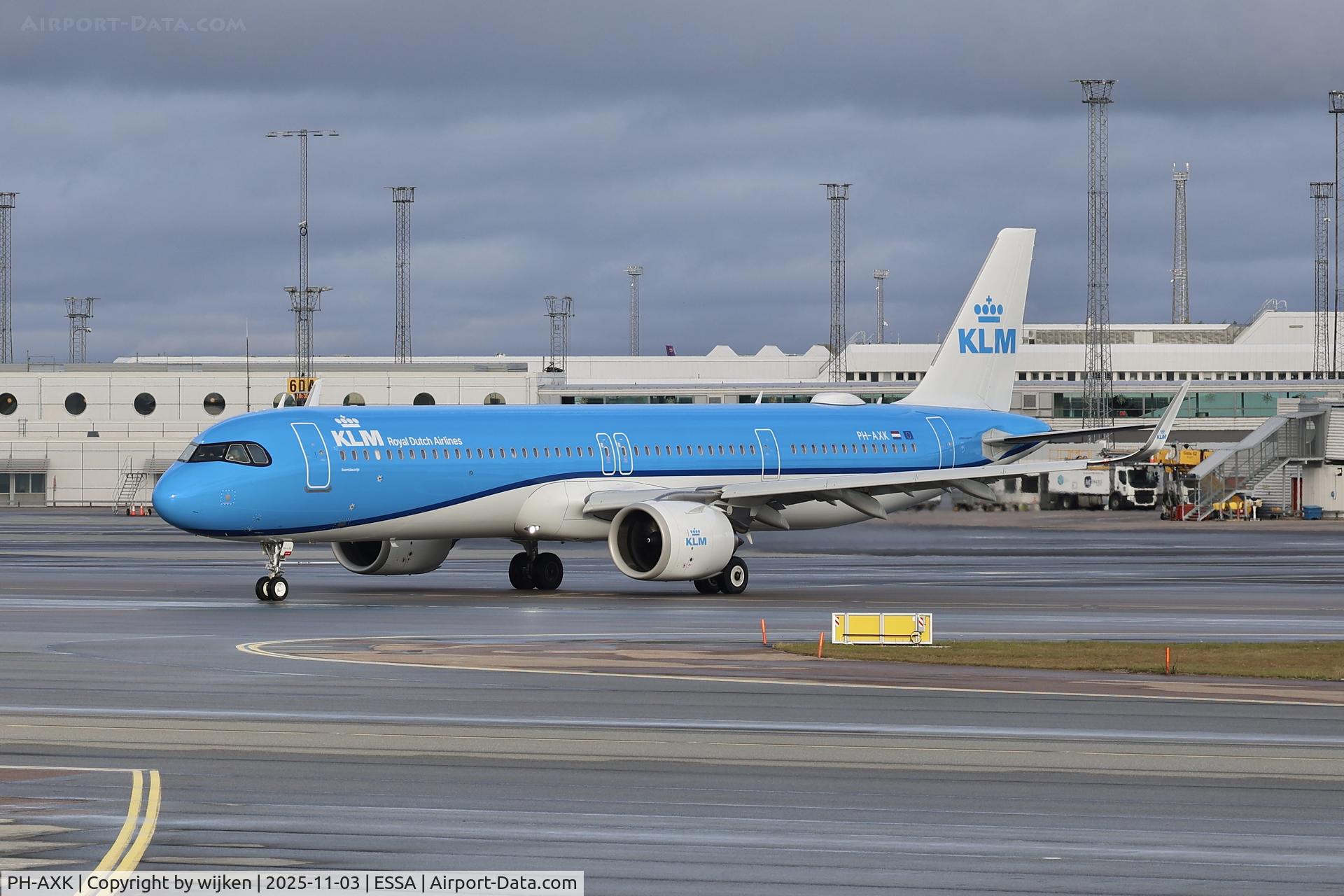 PH-AXK, 2025 Airbus A321-252NX C/N 12664, Twy U
