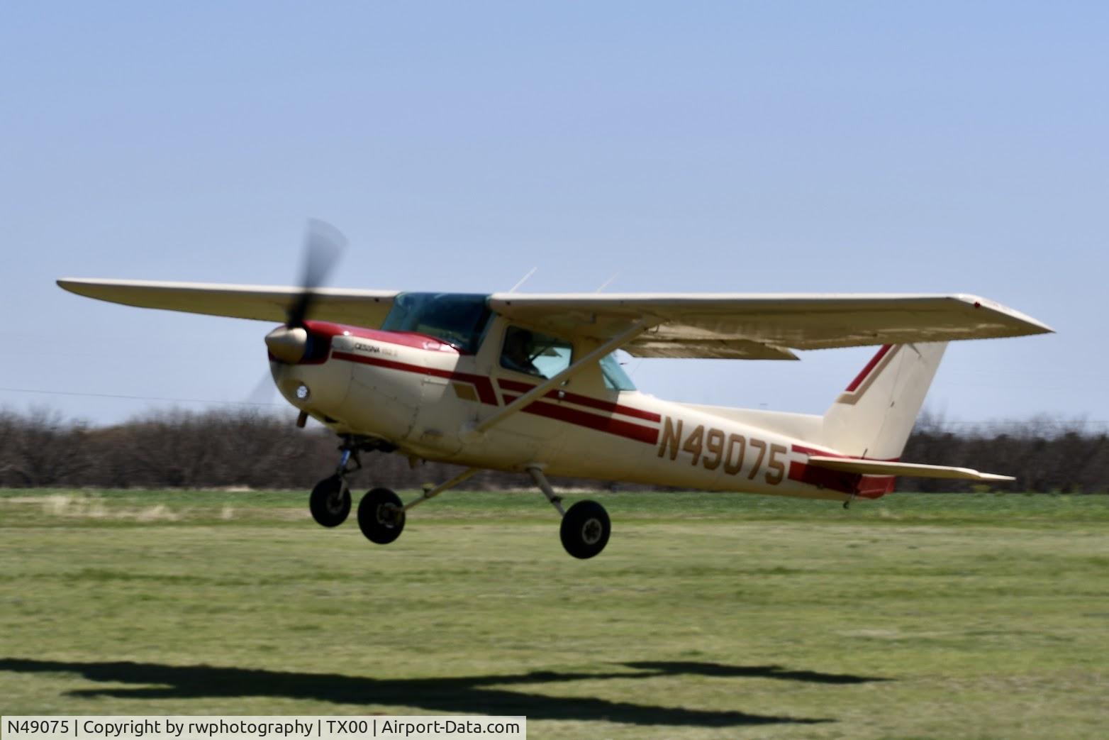 N49075, 1979 Cessna 152 C/N 15283412, Lift off