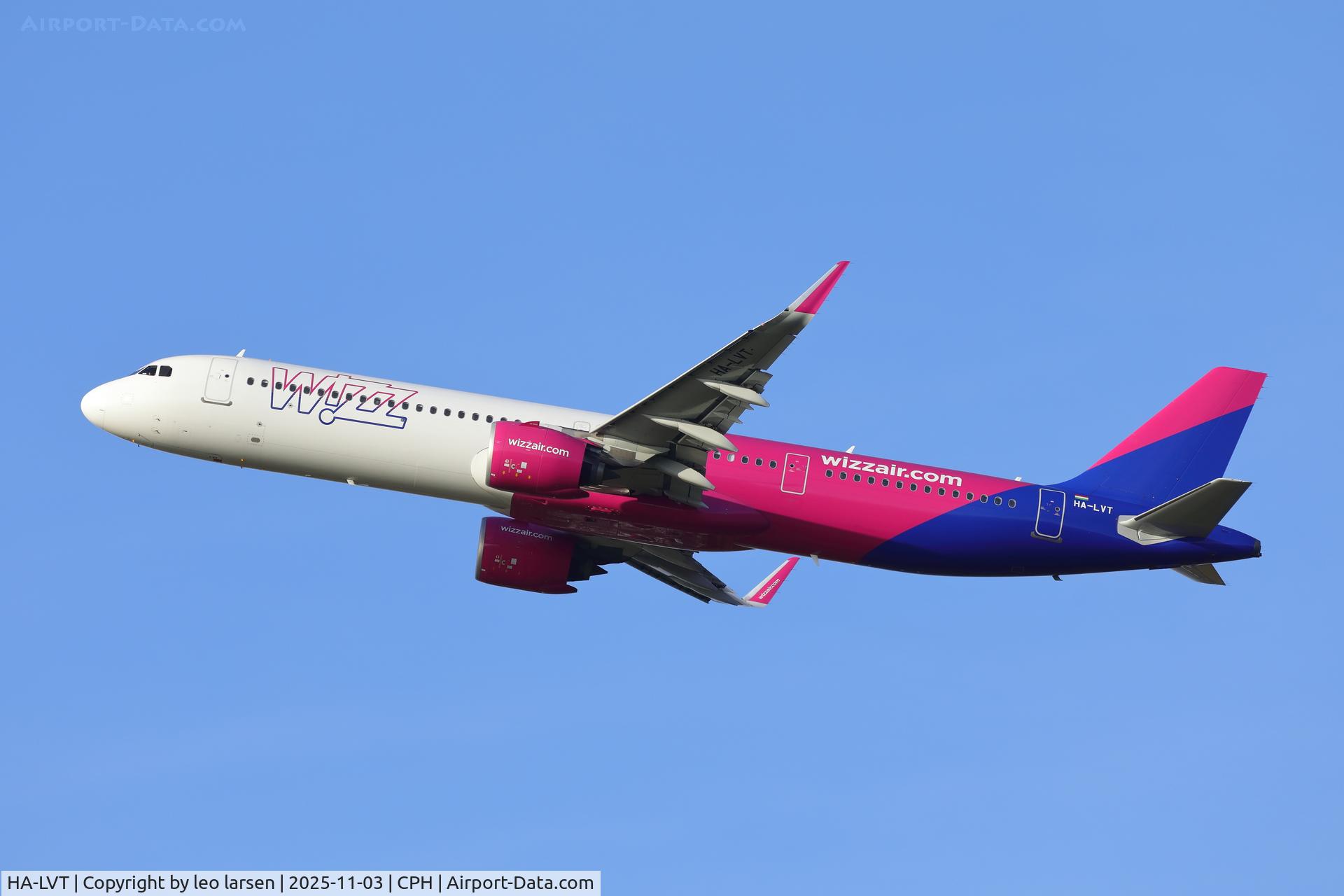 HA-LVT, 2021 Airbus A321-271NX C/N 10424, Copenhagen 3.11.2025 T/O R-22R