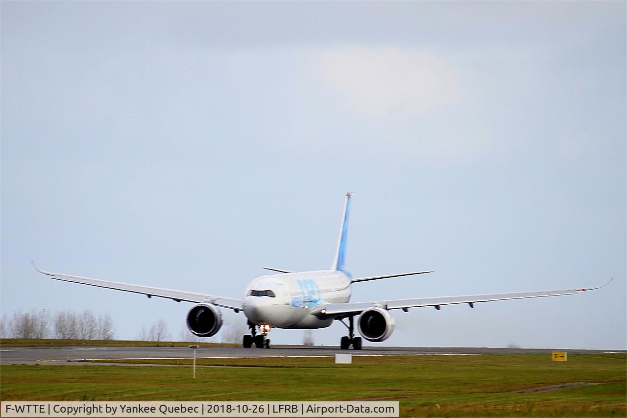 F-WTTE, 2017 Airbus A330-941N C/N 1812, Take off run rwy 25L, Brest-Bretagne airport (LFRB-BES)