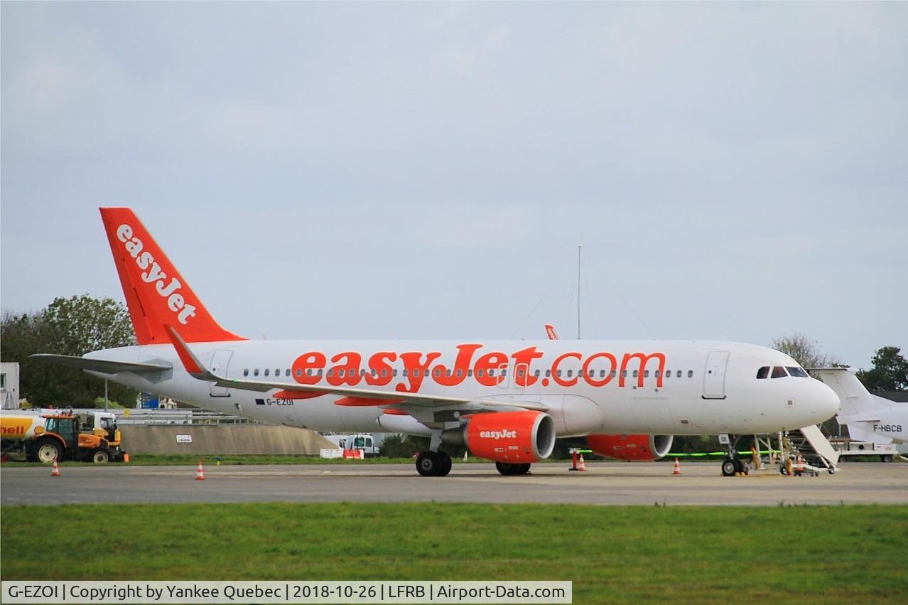 G-EZOI, 2015 Airbus A320-214 C/N 6562, Taxiing to boarding area, Brest-Bretagne airport (LFRB-BES)