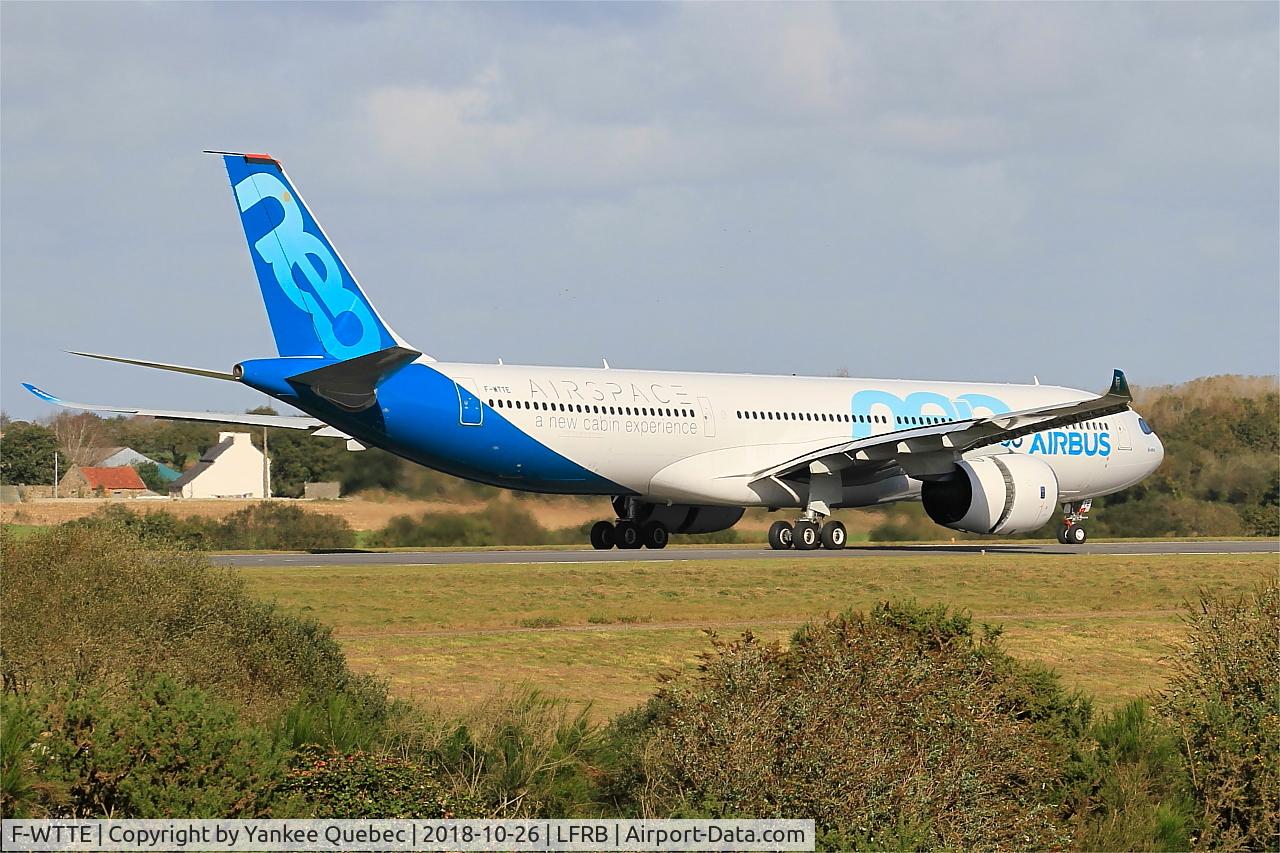 F-WTTE, 2017 Airbus A330-941N C/N 1812, Taxiing rwy 25L, Brest-Bretagne airport (LFRB-BES)