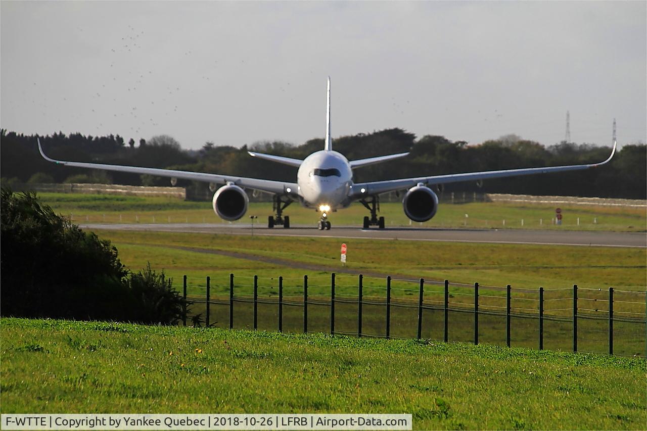 F-WTTE, 2017 Airbus A330-941N C/N 1812, Lining up rwy 07R, Brest-Bretagne airport (LFRB-BES)