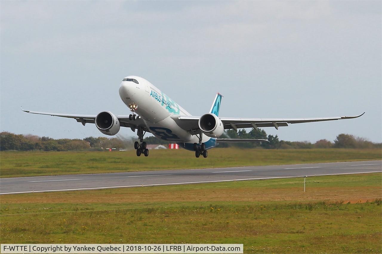 F-WTTE, 2017 Airbus A330-941N C/N 1812, Take off rwy 25L, Brest-Bretagne airport (LFRB-BES)