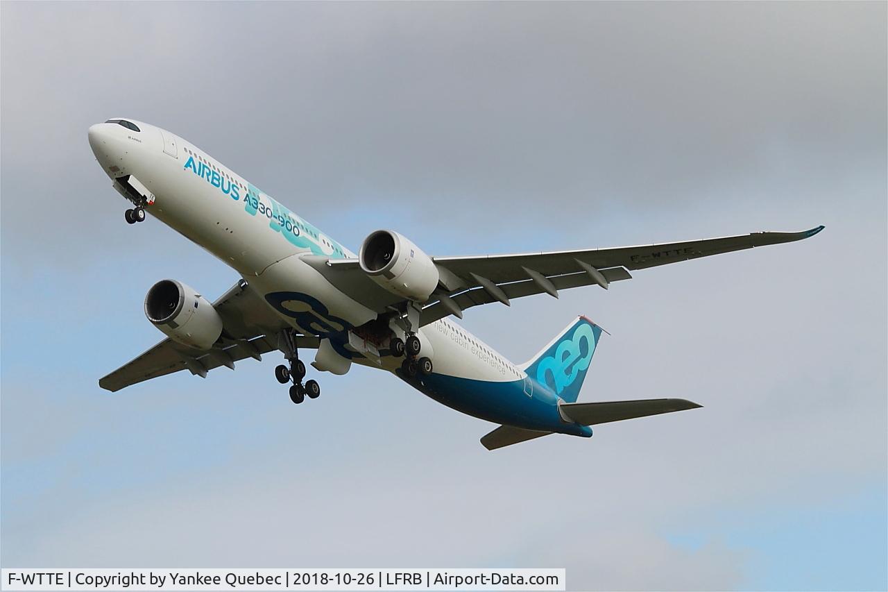 F-WTTE, 2017 Airbus A330-941N C/N 1812, Take off rwy 25L, Brest-Bretagne airport (LFRB-BES)