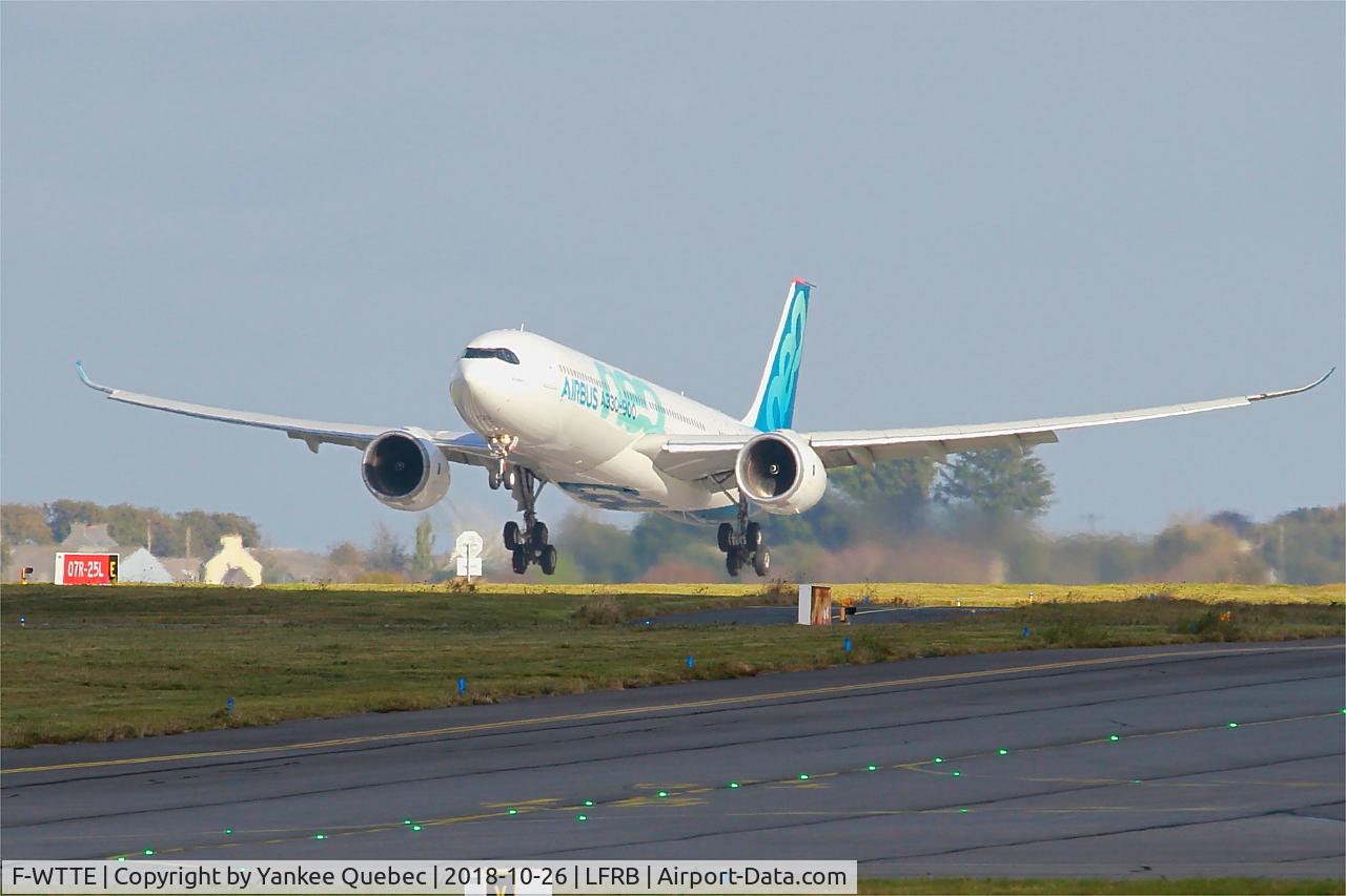 F-WTTE, 2017 Airbus A330-941N C/N 1812, Take off rwy 25L, Brest-Bretagne airport (LFRB-BES)
