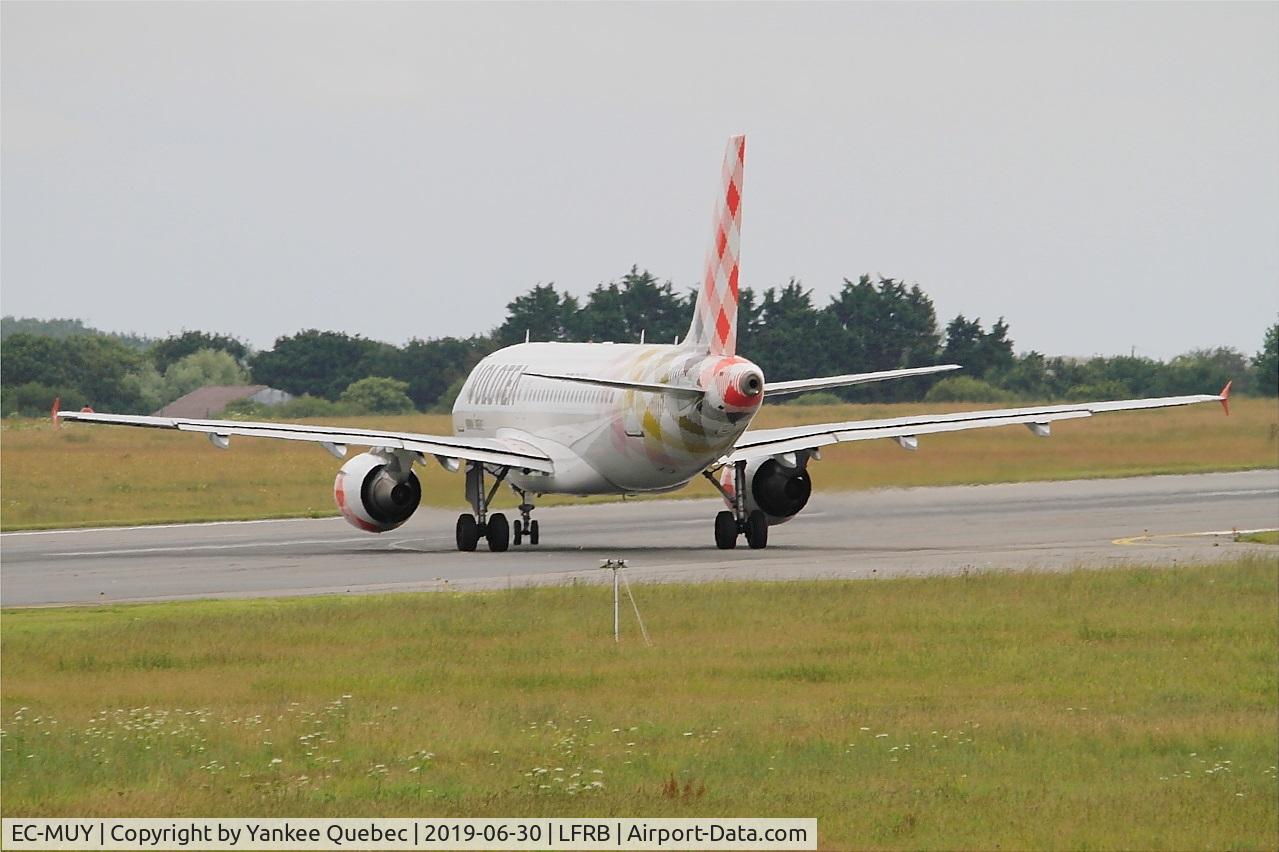 EC-MUY, 2003 Airbus A319-111 C/N 2050, Taxiing to rwy 25L, Brest-Bretagne airport (LFRB-BES)