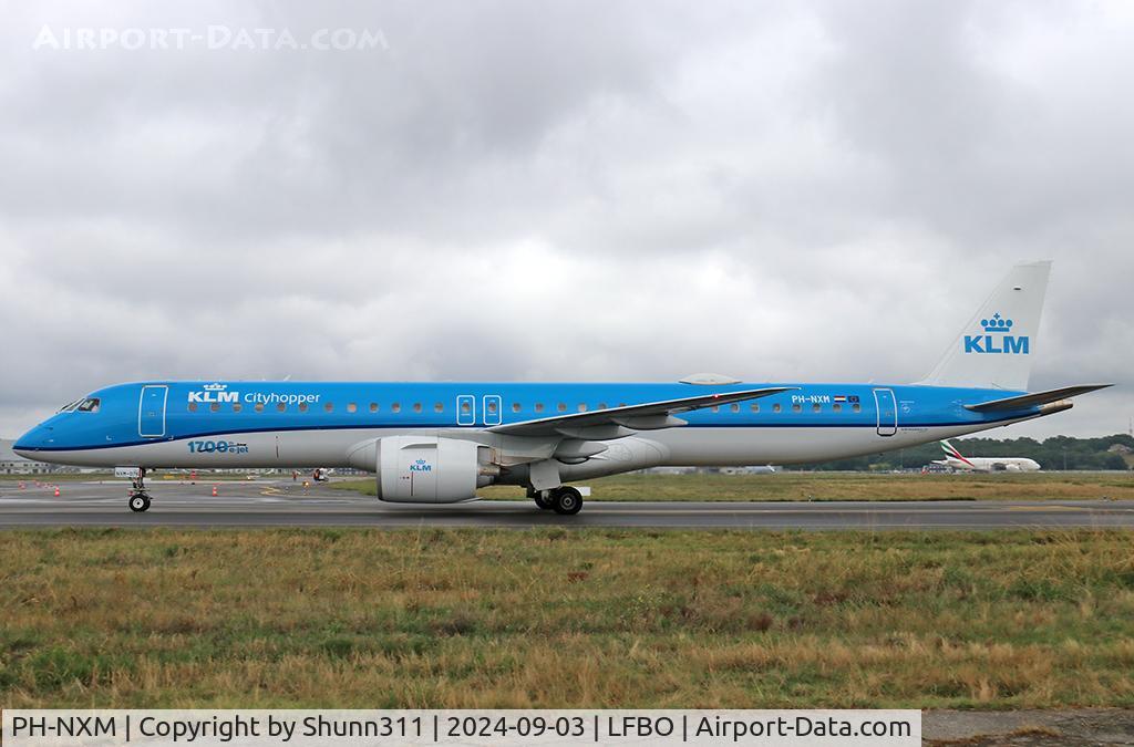 PH-NXM, 2022 Embraer E195-E2 C/N 19020077, Taxiing to the Terminal with additional '1700th e-jet' titles only on left side