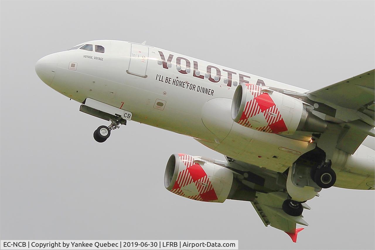 EC-NCB, 2003 Airbus A319-111 C/N 2043, Take off rwy 25L, Brest-Bretagne airport (LFRB-BES)