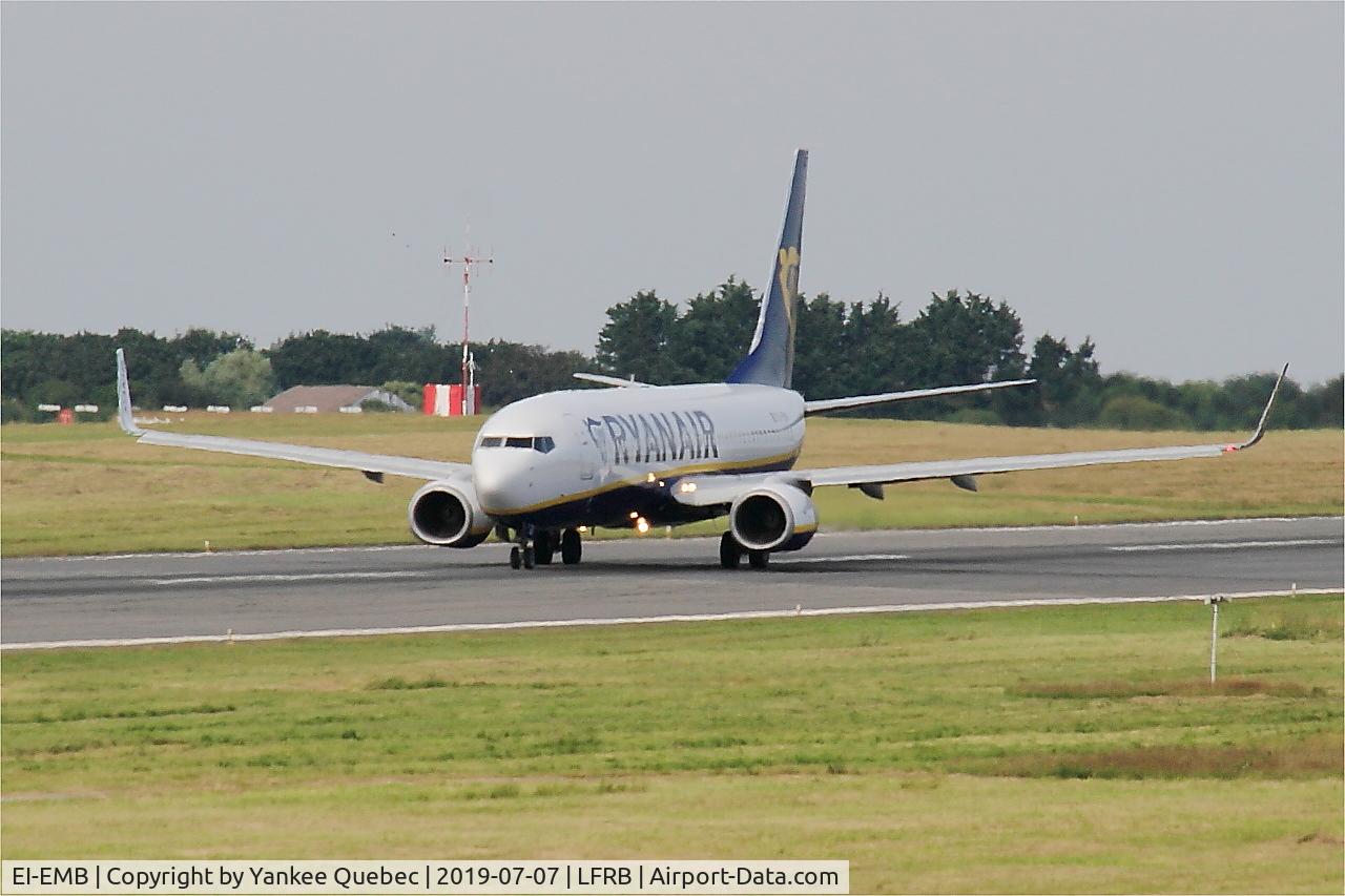 EI-EMB, 2010 Boeing 737-8AS C/N 38511, U-Turn rwy 25L, Brest-Bretagne airport (LFRB-BES)