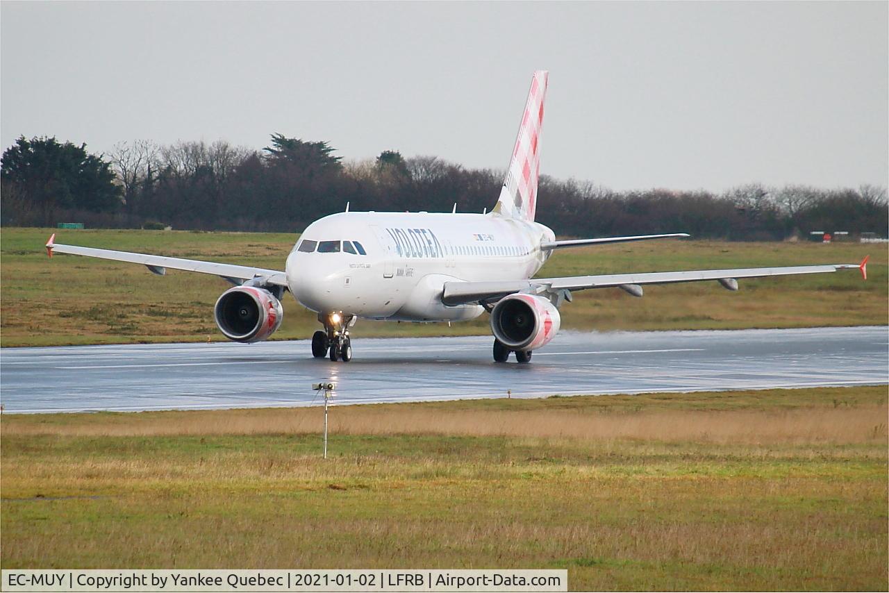 EC-MUY, 2003 Airbus A319-111 C/N 2050, Taxiing rwy 07R, Brest-Bretagne airport (LFRB-BES)