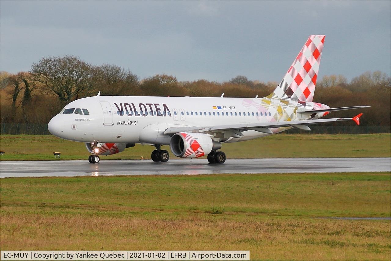 EC-MUY, 2003 Airbus A319-111 C/N 2050, Taxiing rwy 07R, Brest-Bretagne airport (LFRB-BES)