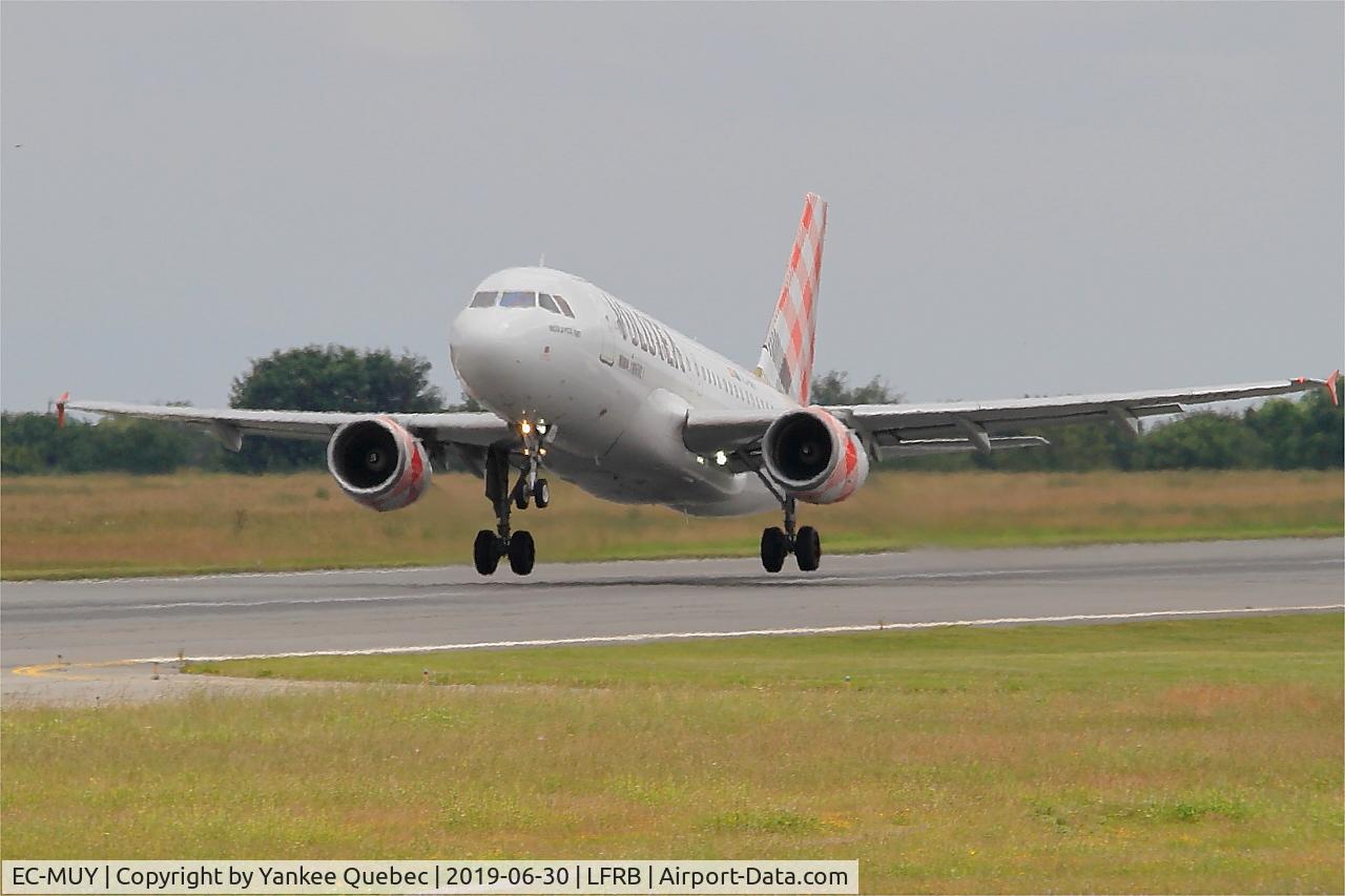 EC-MUY, 2003 Airbus A319-111 C/N 2050, Take off rwy 25L, Brest-Bretagne airport (LFRB-BES)