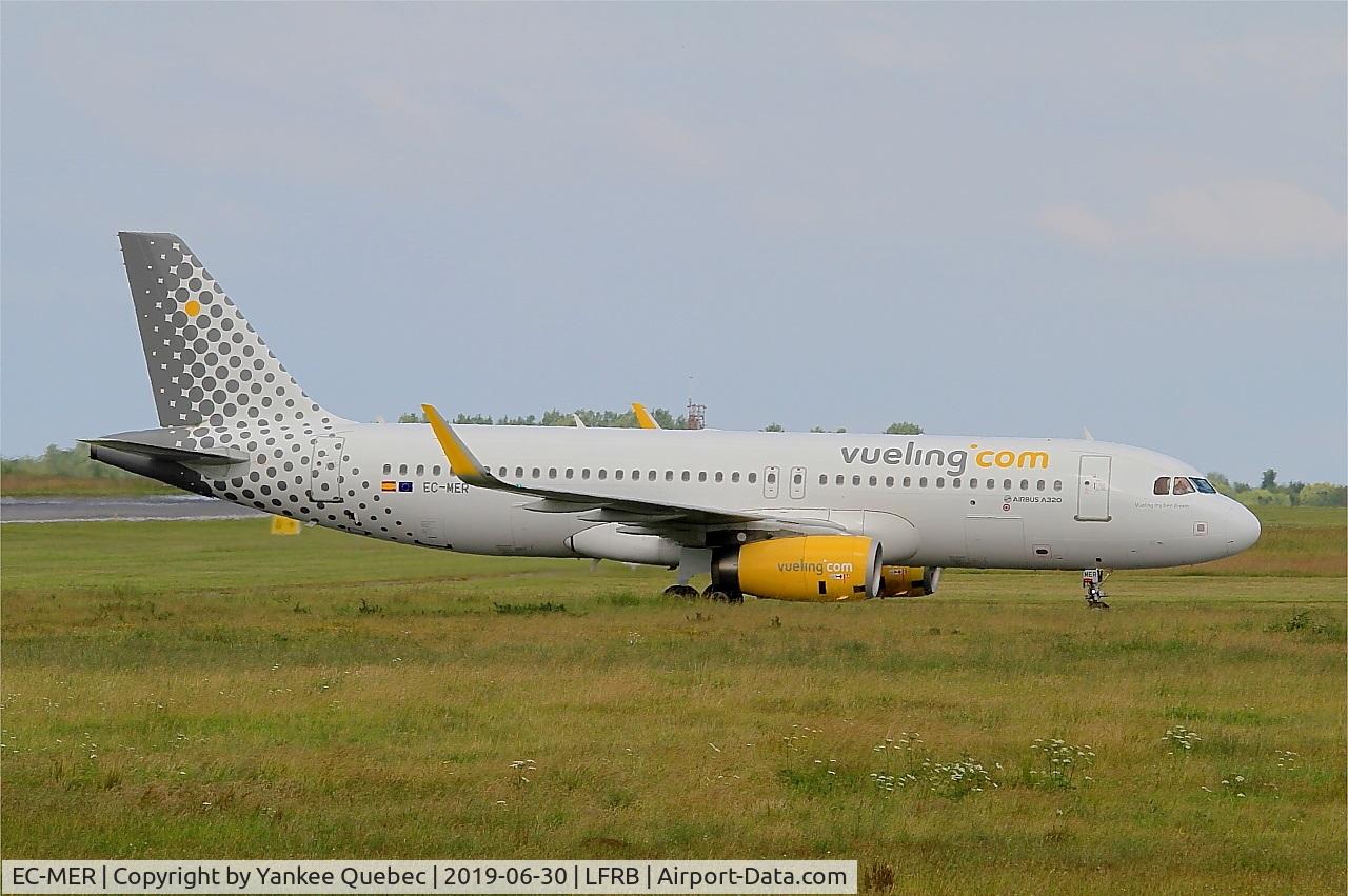 EC-MER, 2015 Airbus A320-232 C/N 6510, Taxiing to boarding area, Brest-Bretagne airport (LFRB-BES)