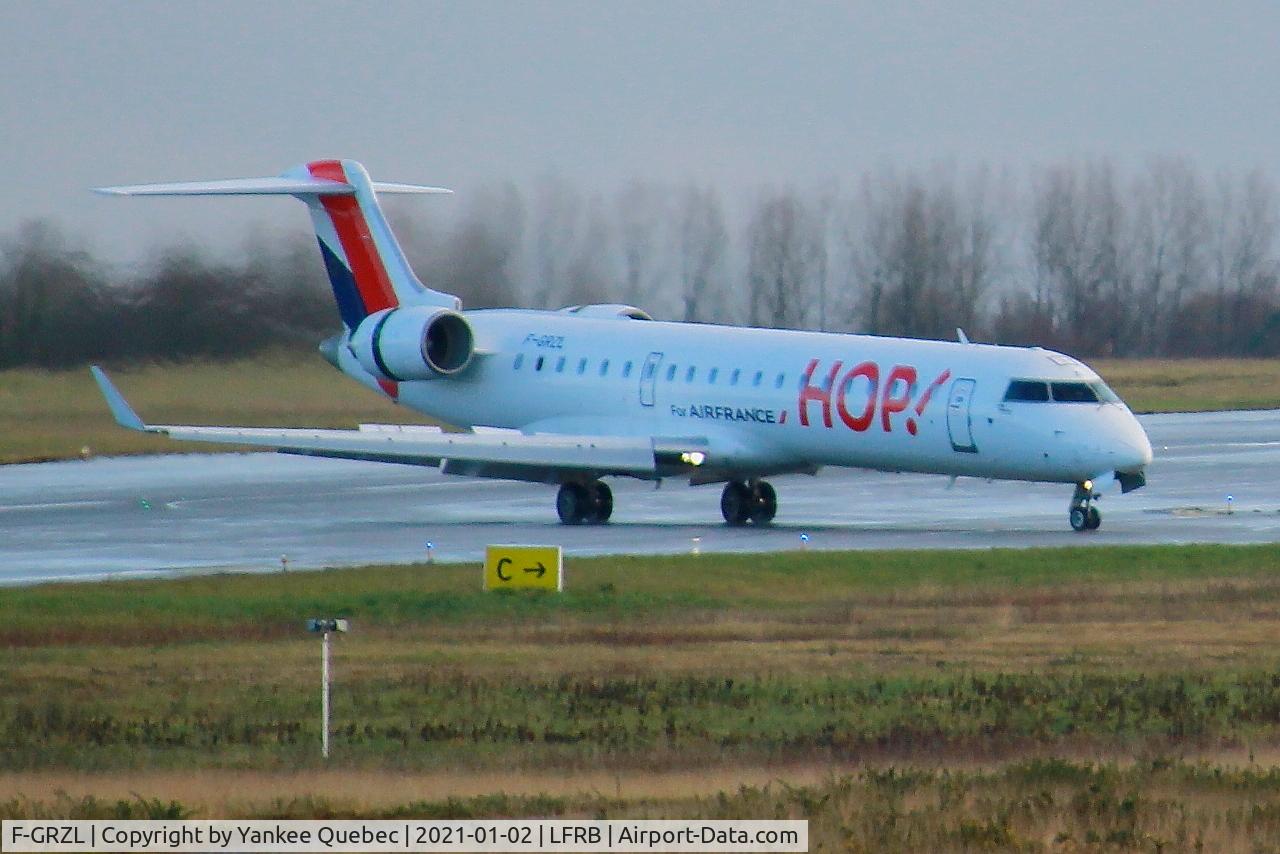 F-GRZL, 2006 Bombardier CRJ-700 (CL-600-2C10) Regional Jet C/N 10245, Taxiing to boarding area, Brest-Bretagne airport (LFRB-BES)
