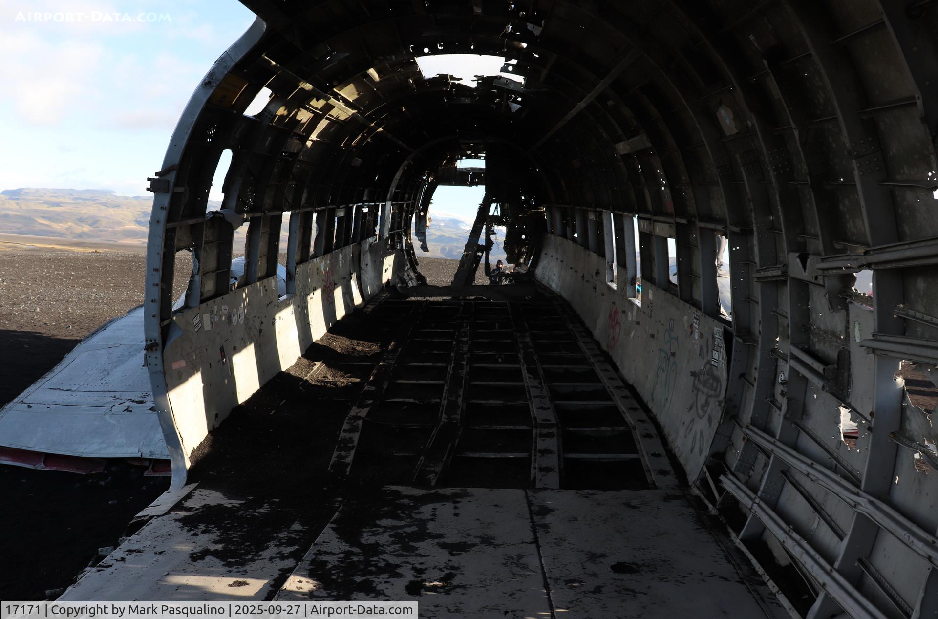 17171, 1944 Douglas C-117D C/N 43309, Douglas C-117D Crash landing on a beach on southern coast of Iceland