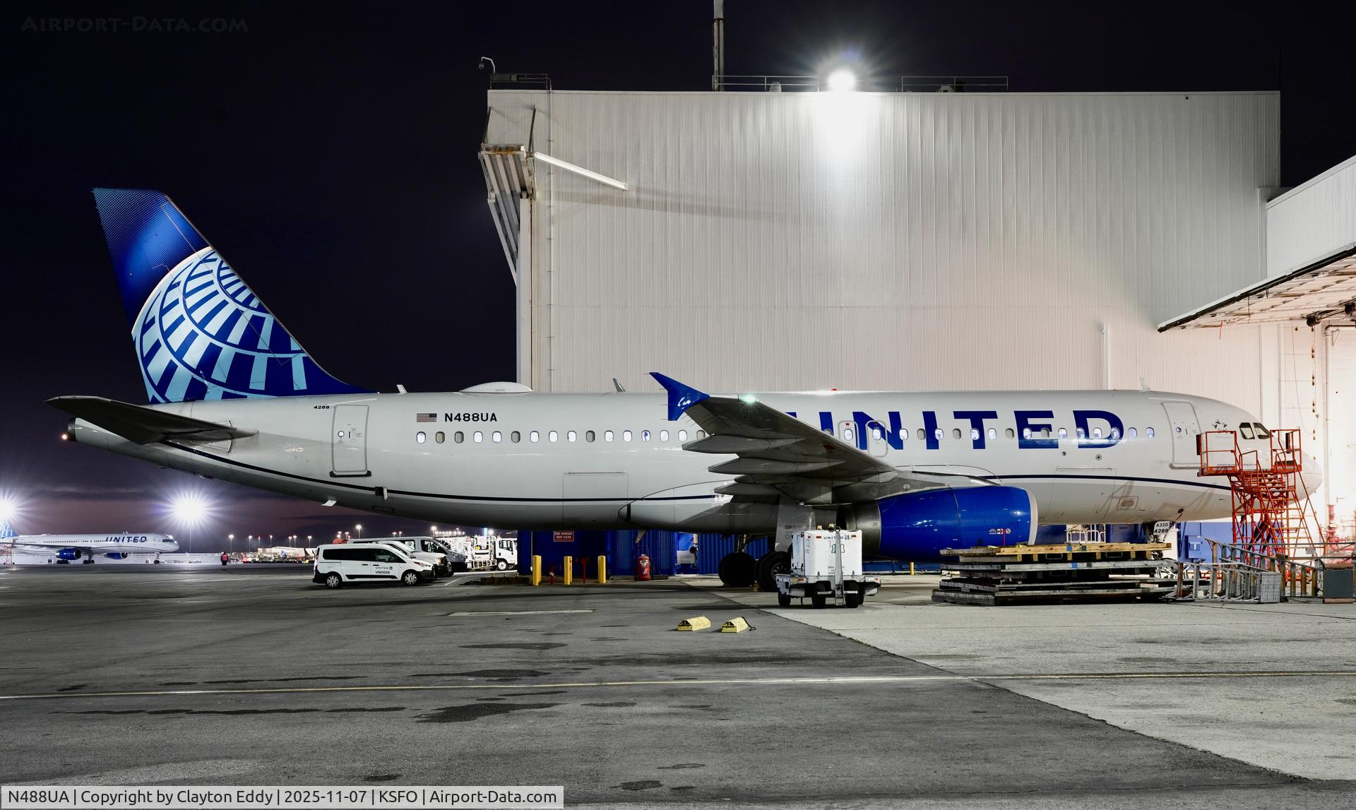 N488UA, 2001 Airbus A320-232 C/N 1680, SFO 2025