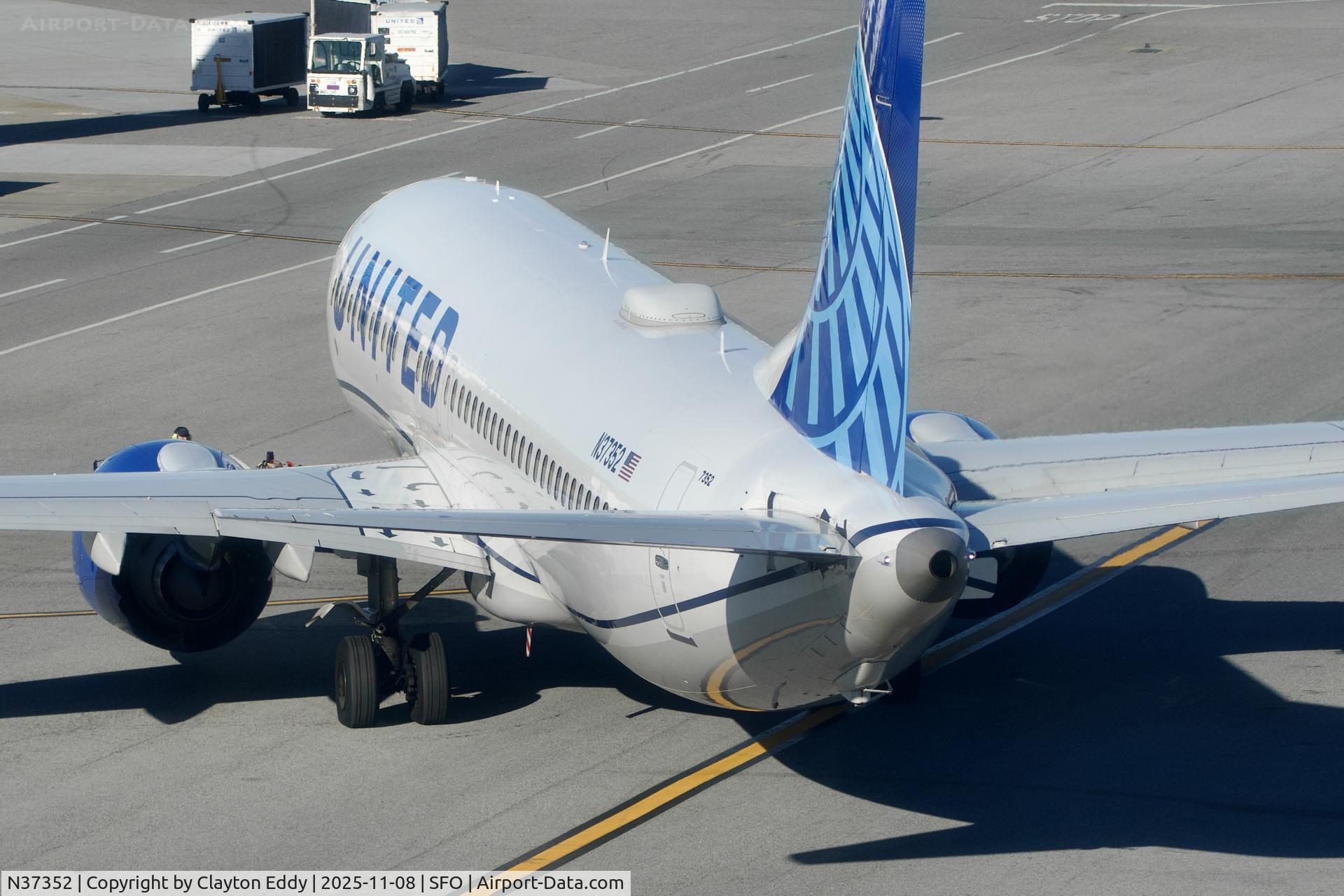 N37352, 2024 Boeing 737 MAX 8 C/N 67558, Sky Terrace SFO 2025