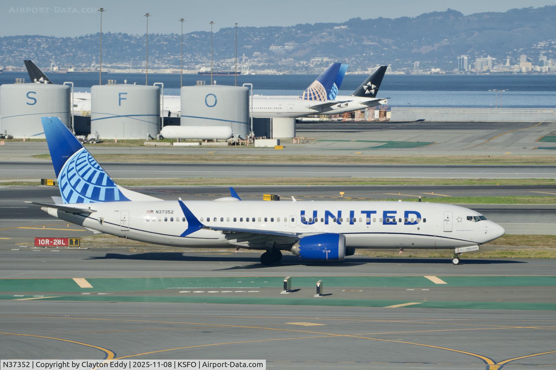 N37352, 2024 Boeing 737 MAX 8 C/N 67558, Sky Terrace SFO 2025