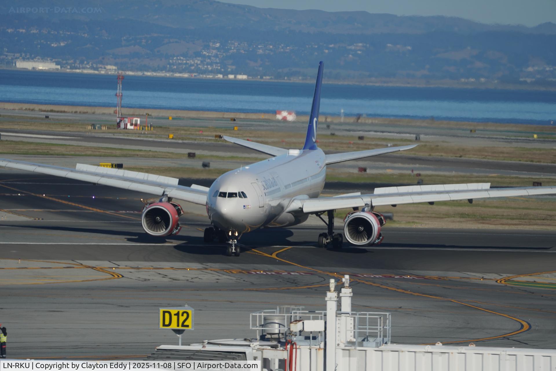 LN-RKU, 2016 Airbus A330-343 C/N 1715, Sky Terrace SFO 2025