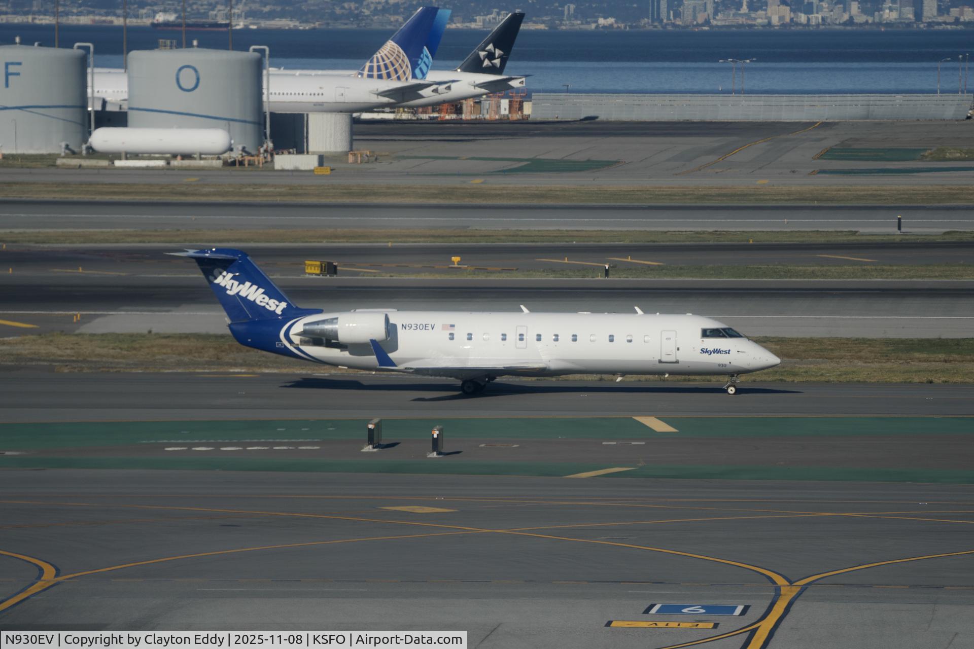 N930EV, 2005 Bombardier CRJ-200ER (CL-600-2B19) C/N 8014, Sky Terrace SFO 2025