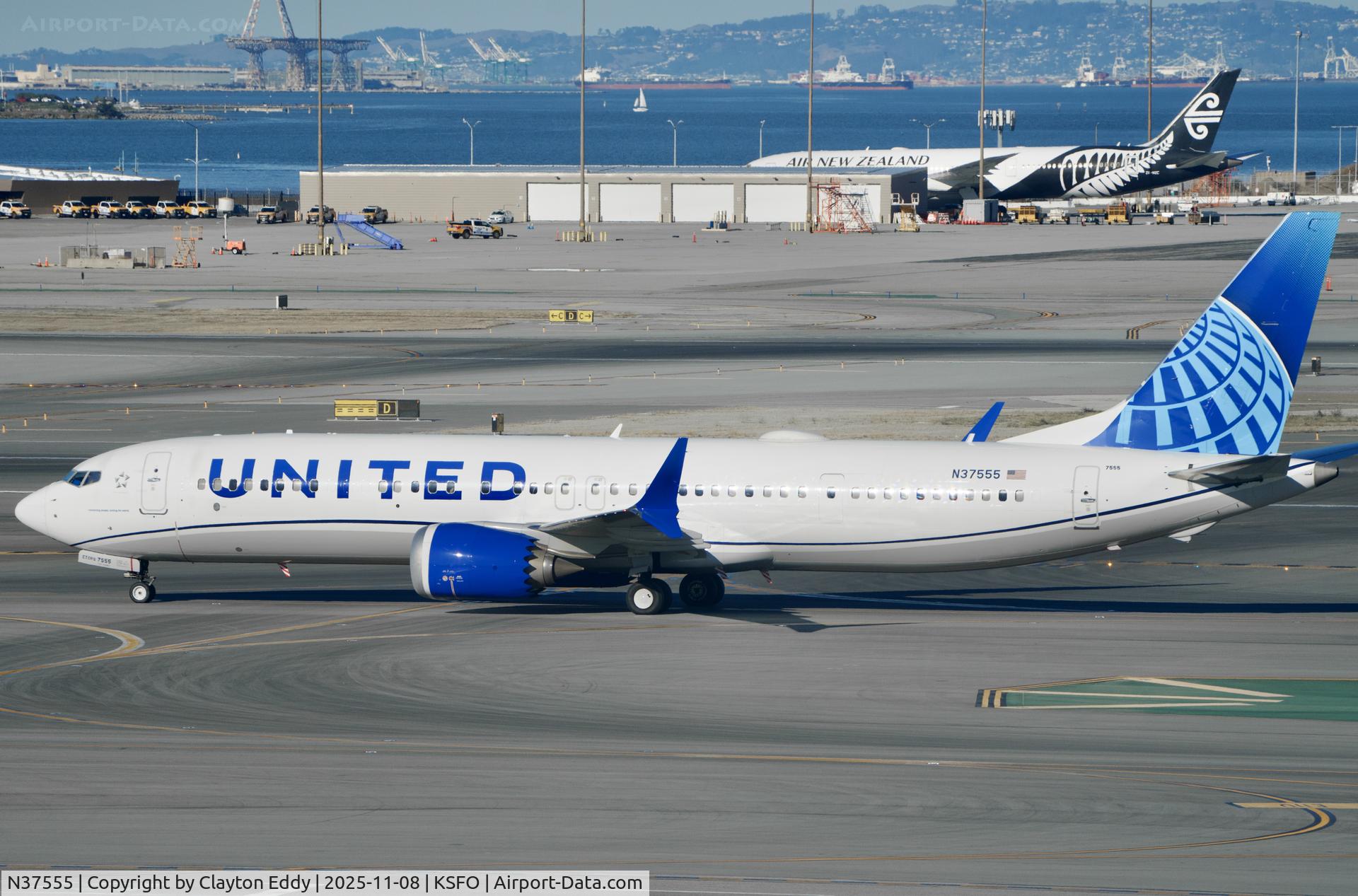 N37555, 2023 Boeing 737-9 MAX C/N 67182, Sky Terrace SfO 2025