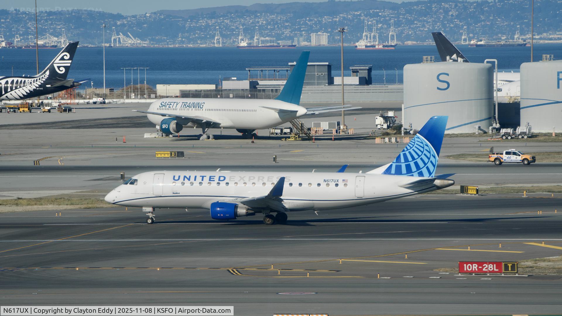 N617UX, 2019 Embraer 175LR (ERJ-170-200LR) C/N 17000819, Sky Terrace SFO 2025