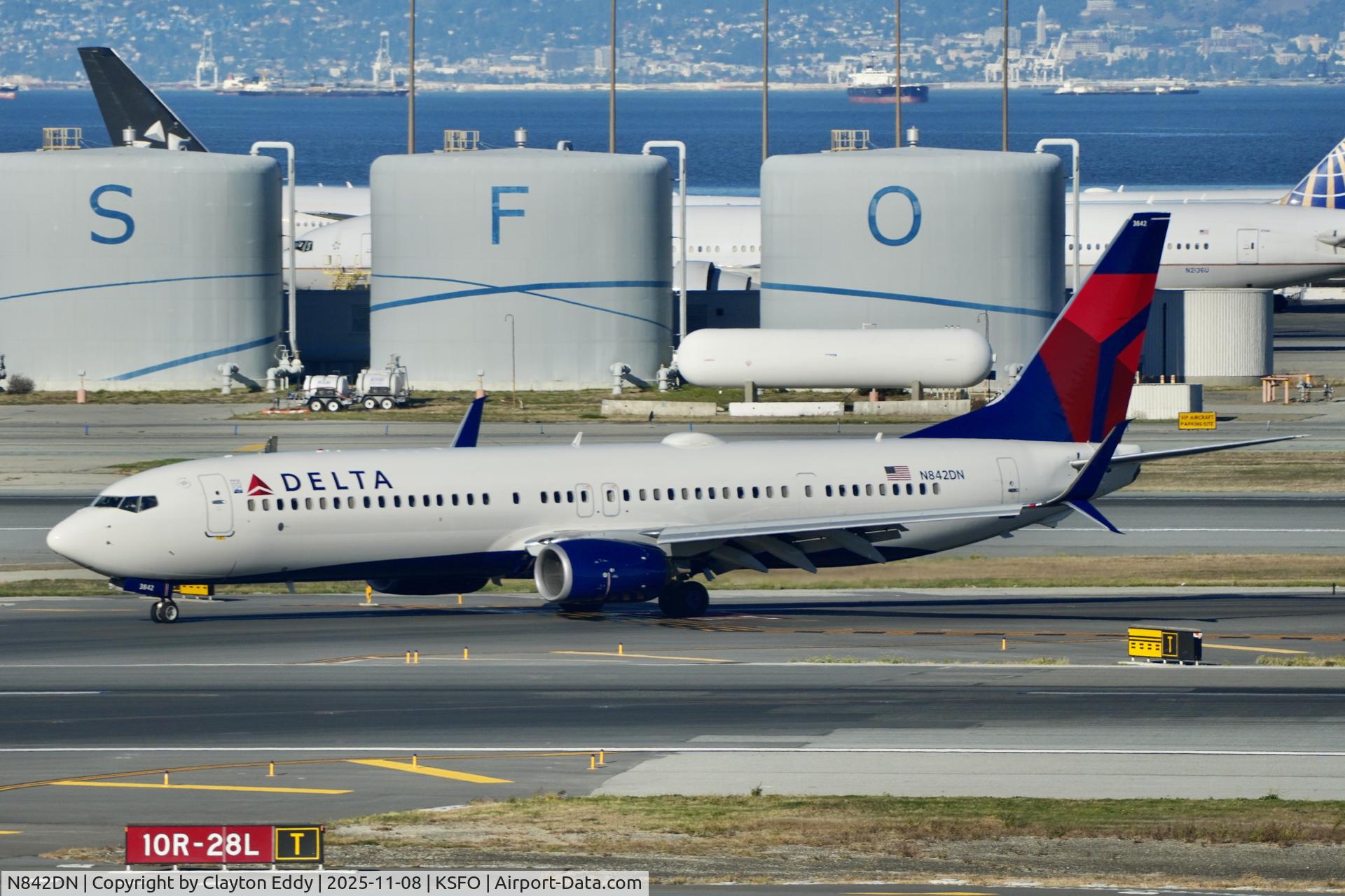 N842DN, 2015 Boeing 737-932/ER C/N 31953, Sky Terrace SFO 2025