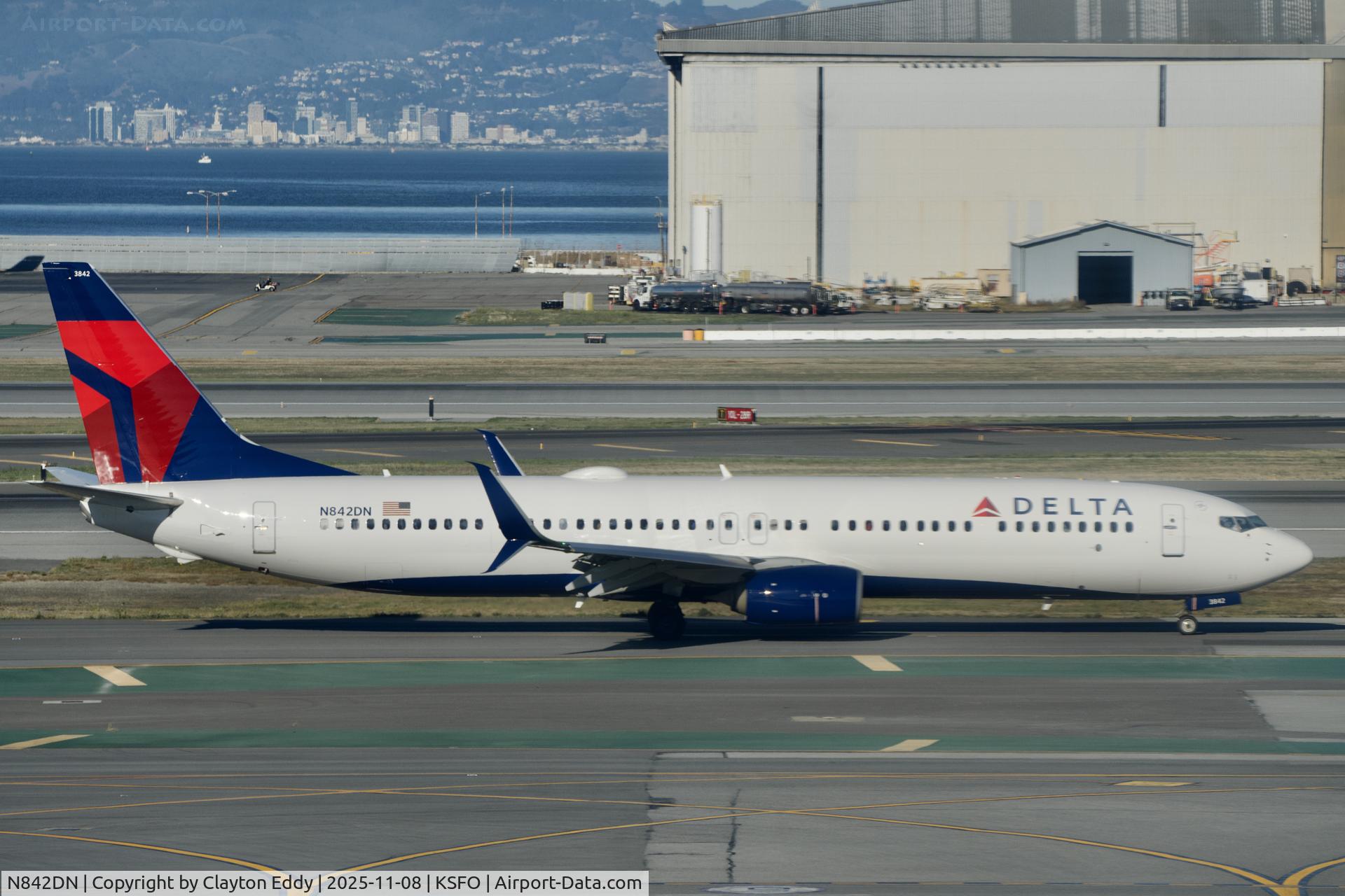 N842DN, 2015 Boeing 737-932/ER C/N 31953, Sky Terrace SFO 2025