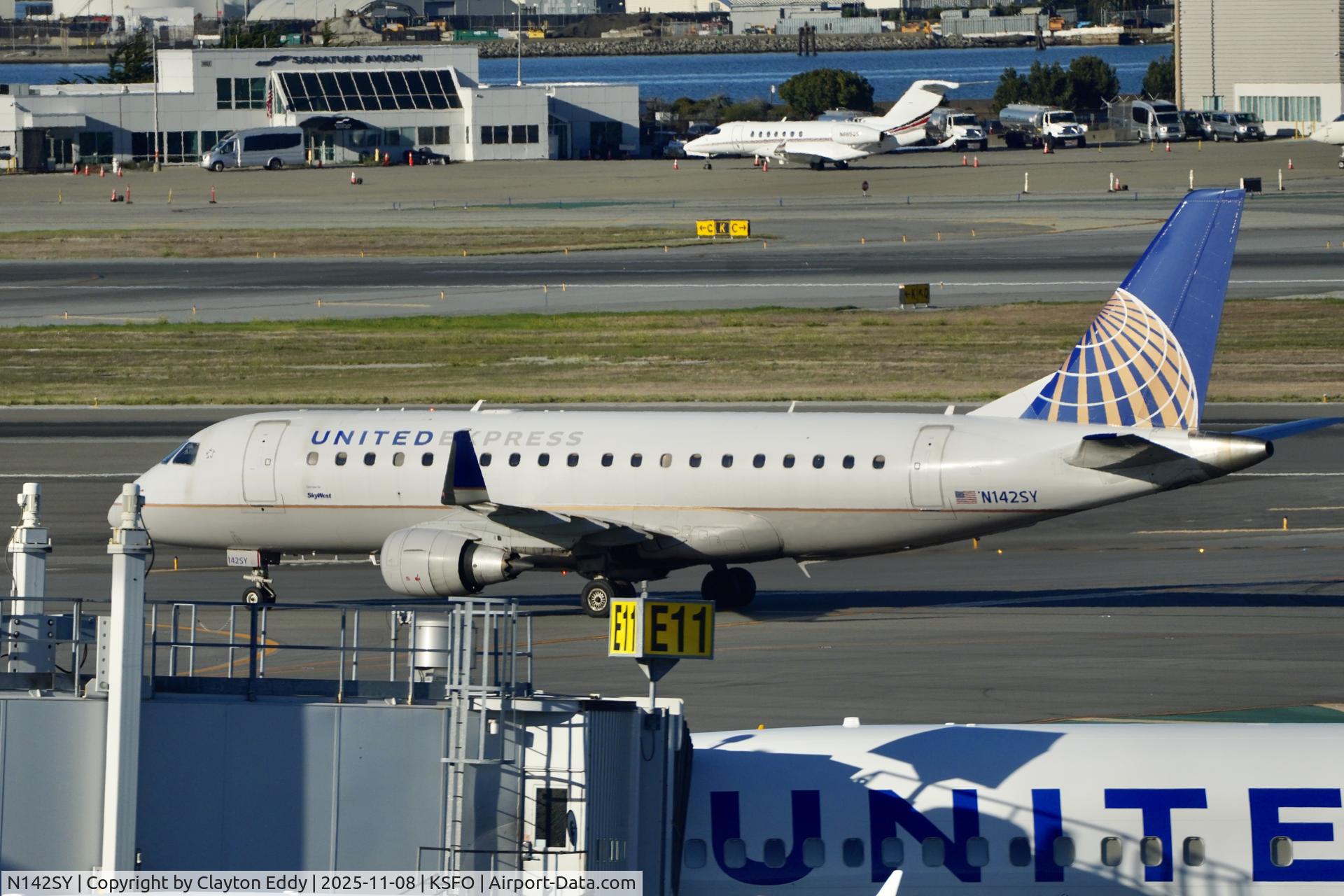 N142SY, 2015 Embraer 175LR (ERJ-170-200LR) C/N 17000475, Sky Terrace SFO 2025