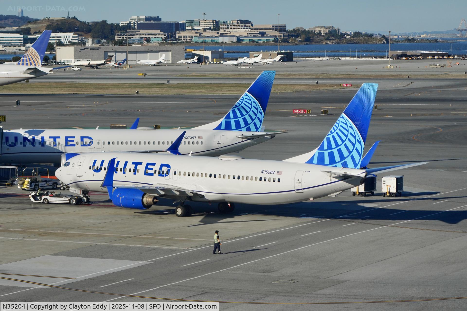 N35204, 2000 Boeing 737-824 C/N 30576, Sky Terrace SFO 2025