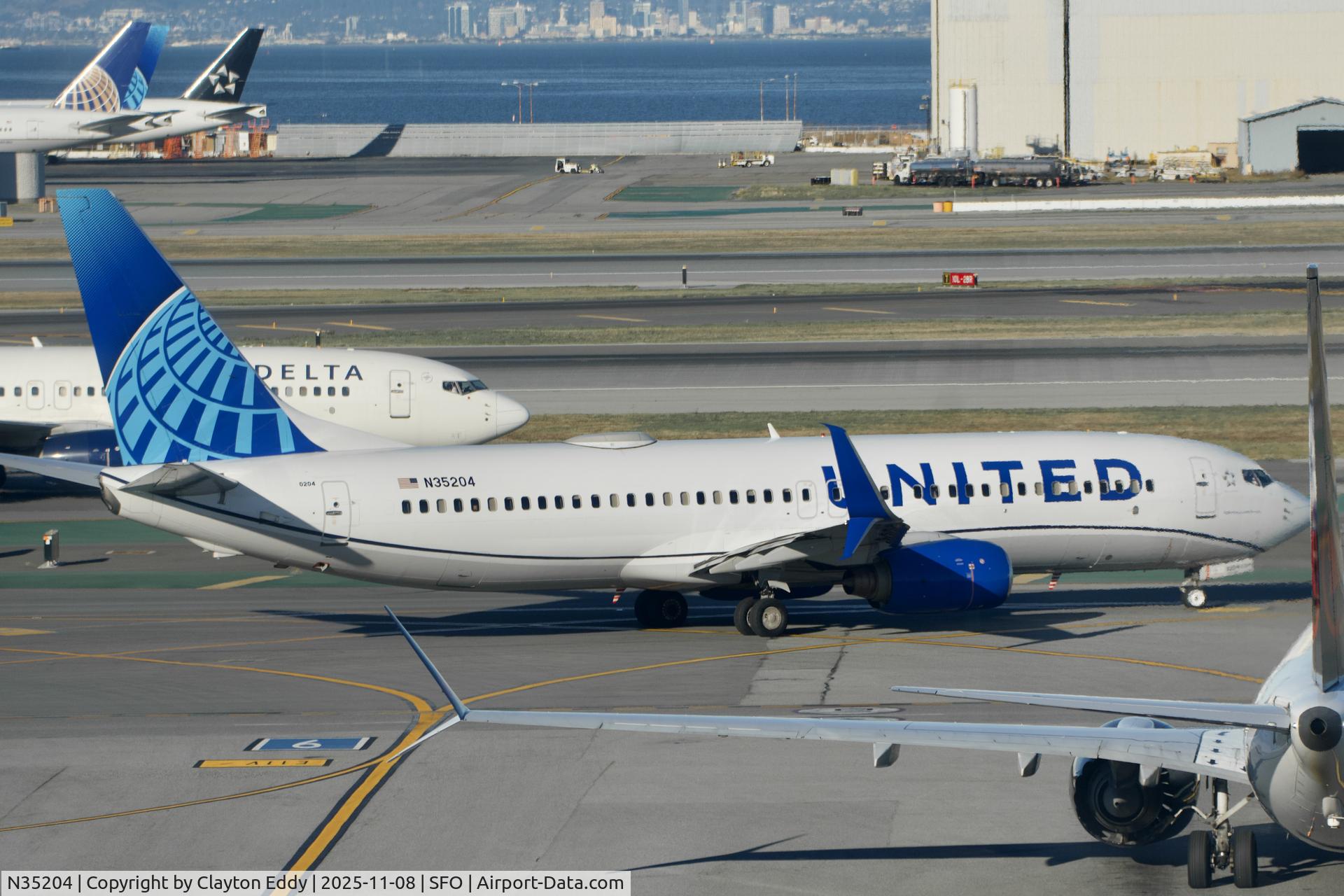 N35204, 2000 Boeing 737-824 C/N 30576, Sky Terrace SFO 2025