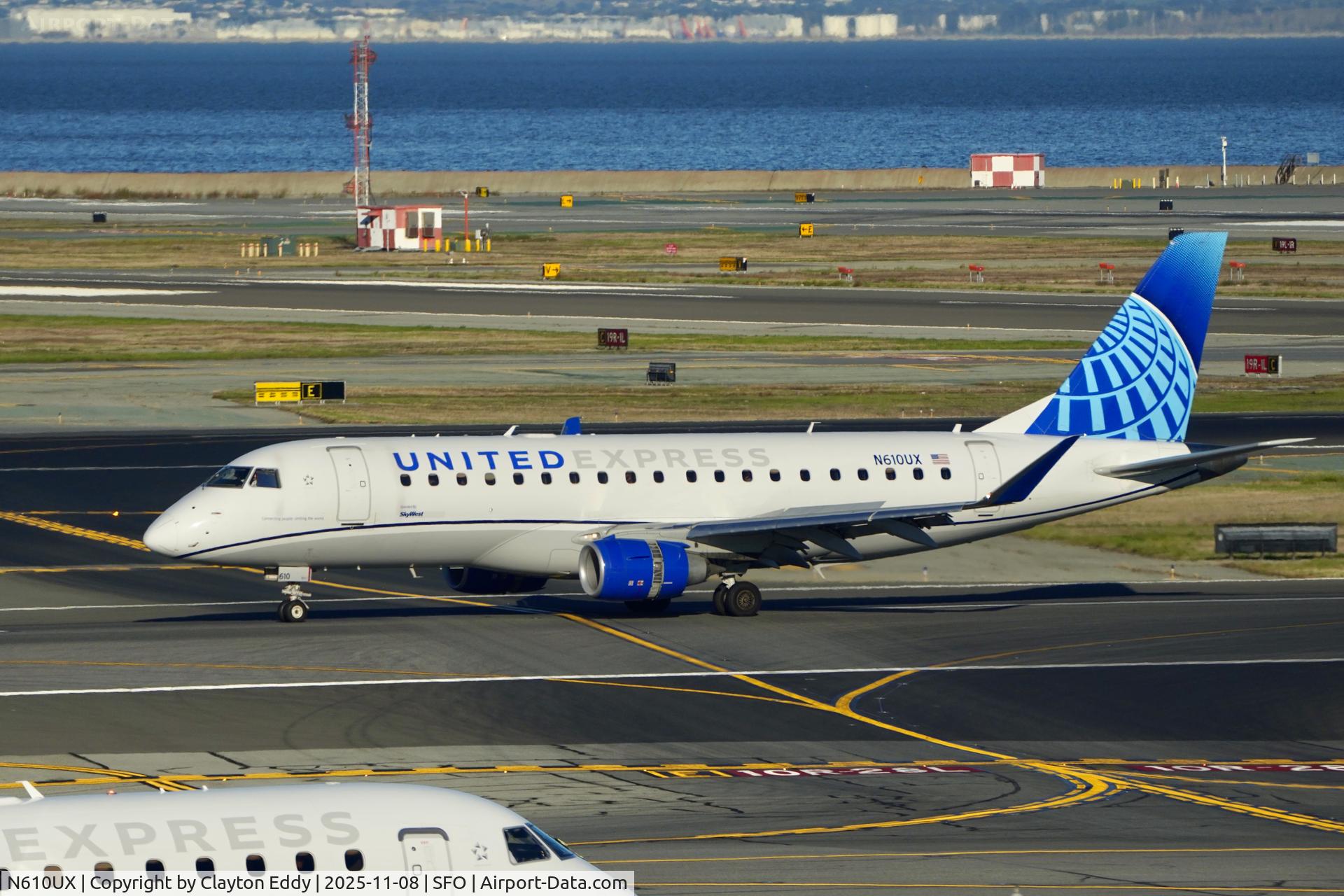 N610UX, 2019 Embraer 175LR (ERJ-170-200LR) C/N 17000808, Sky Terrace SFO 2025