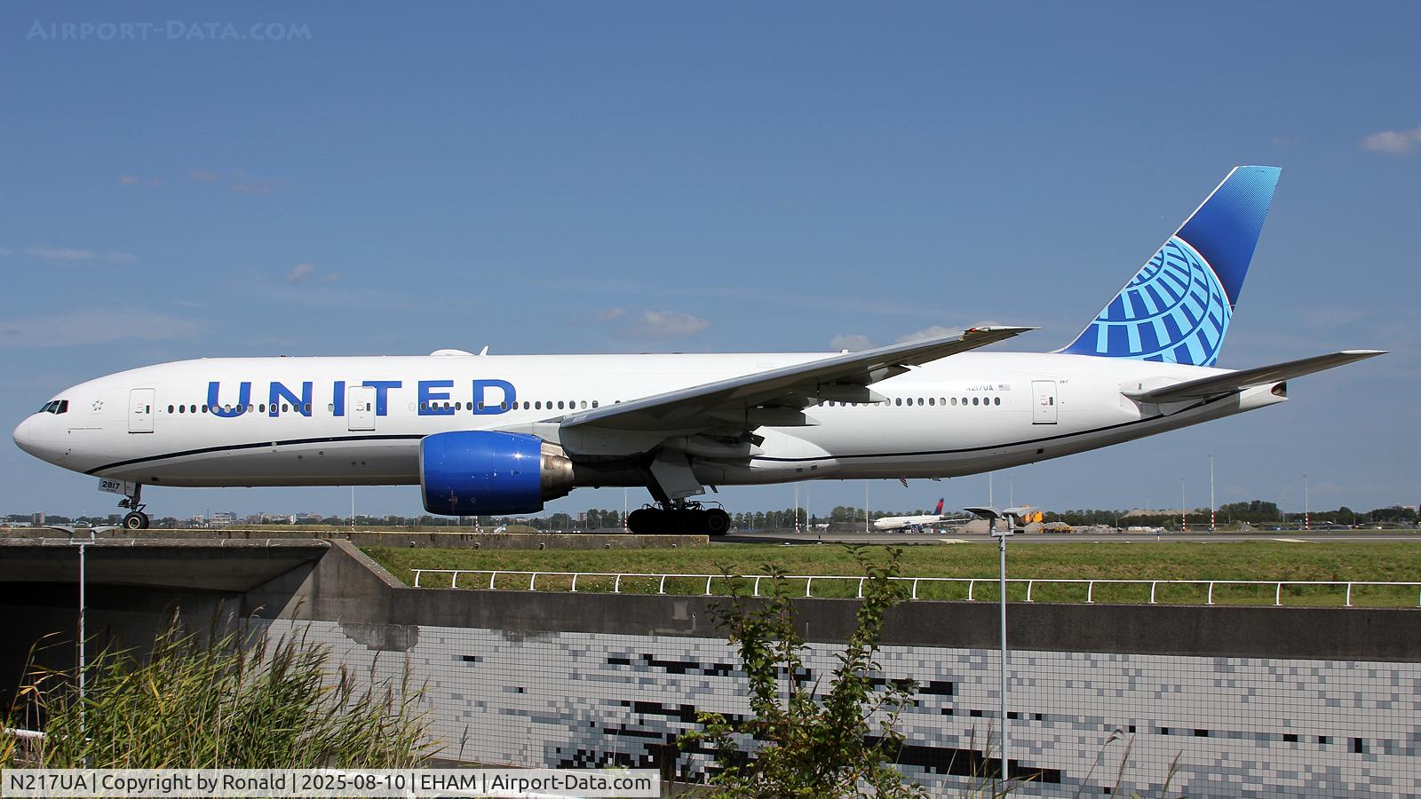 N217UA, 2000 Boeing 777-222 C/N 30550, at spl