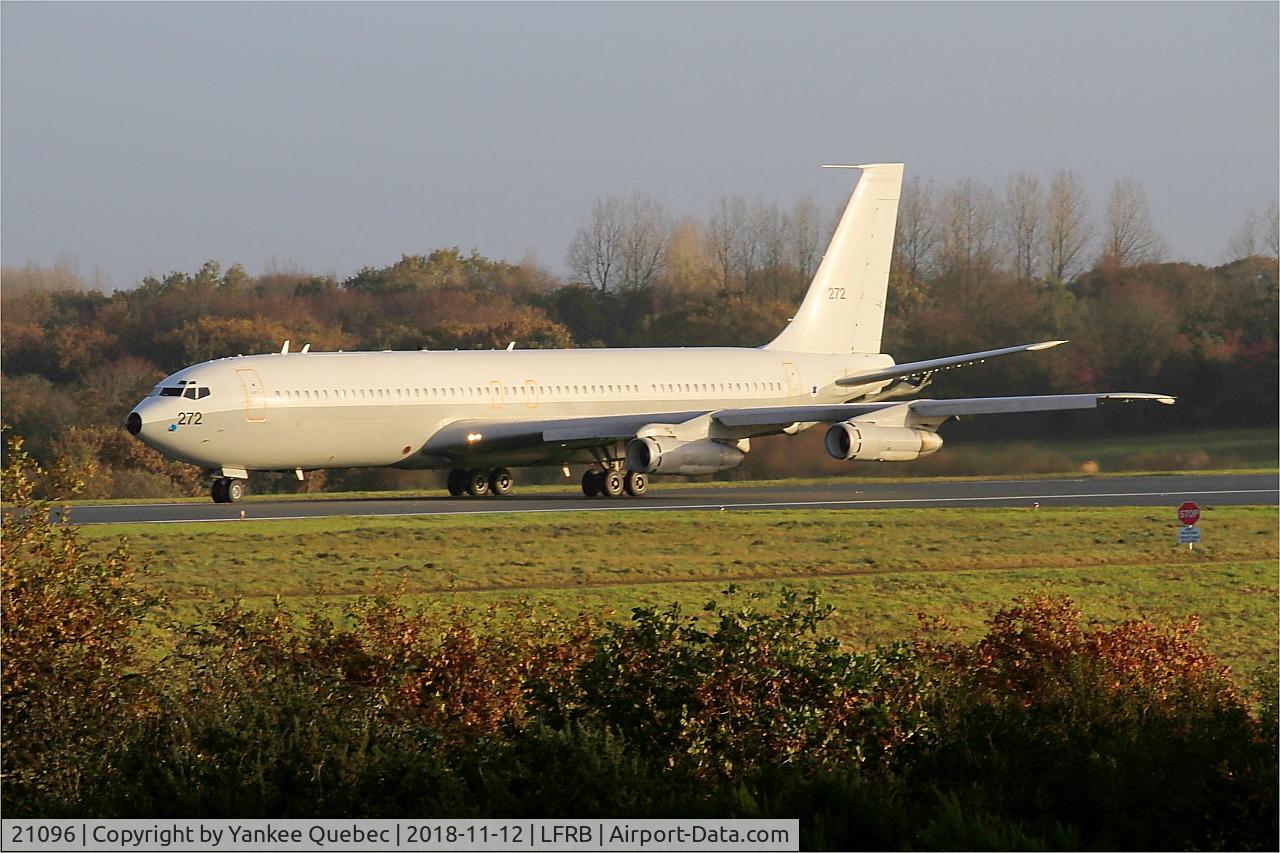 21096, 1975 Boeing 707-300 C/N 21096, Ready to start rwy 25L, Brest-Bretagne airport (LFRB-BES)